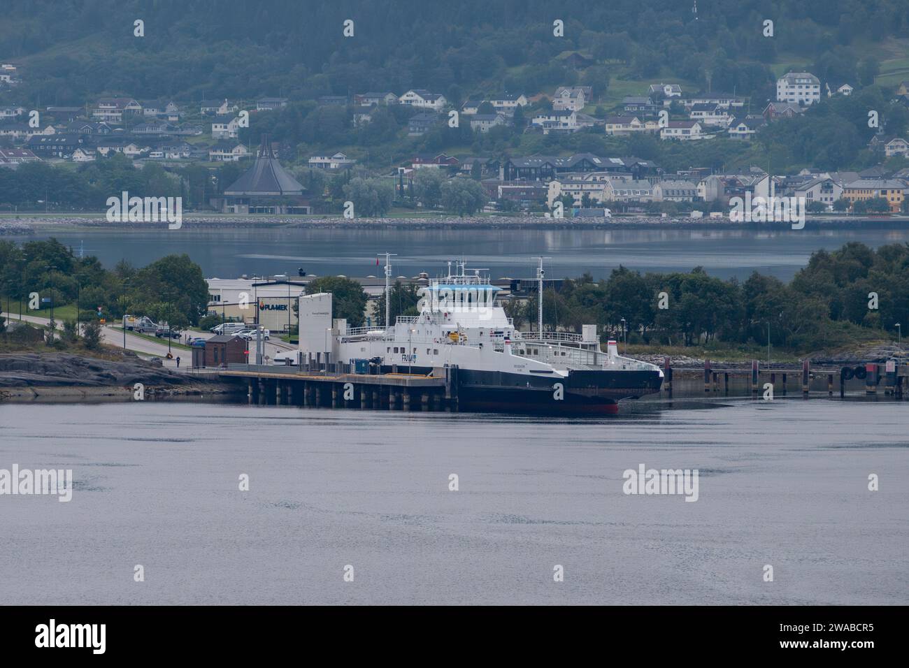 Das Passagier-/Ro-Ro-Frachtschiff MF Rovdehorn, eine Kreuzfjord-Passagierfähre, die in Sykkylven Ferjekai, Norwegen, wartet. Stockfoto