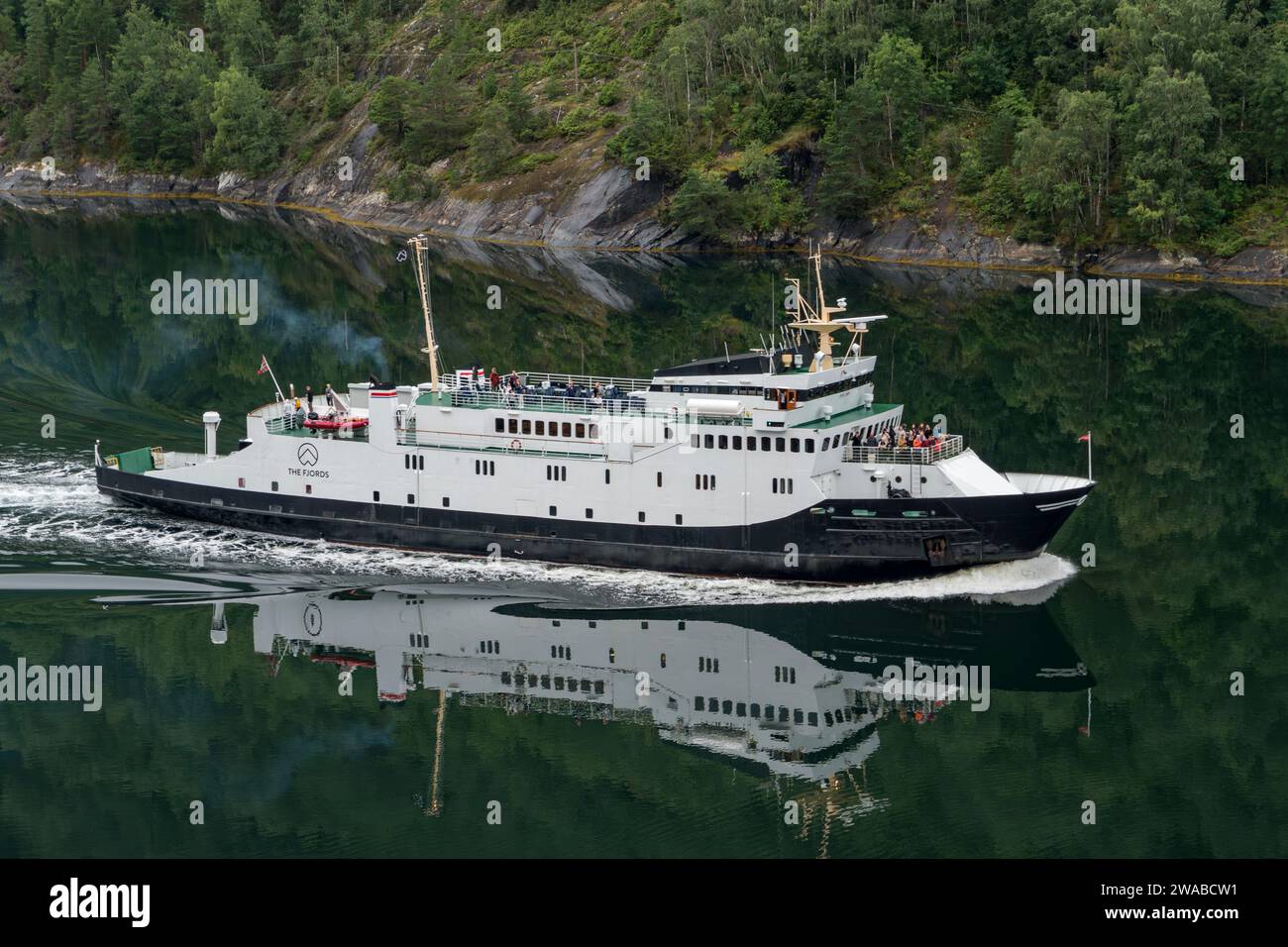 Das Passagier-/Ro-Ro-Frachtschiff MF Bolsøy (die Fjorde) nähert sich Geiranger, Norwegen. Stockfoto