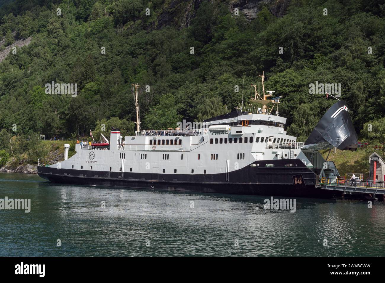 Das Passagier-/Ro-Ro-Frachtschiff MF Bolsøy (die Fjorde) hat in Geiranger, Norwegen, angedockt. Stockfoto