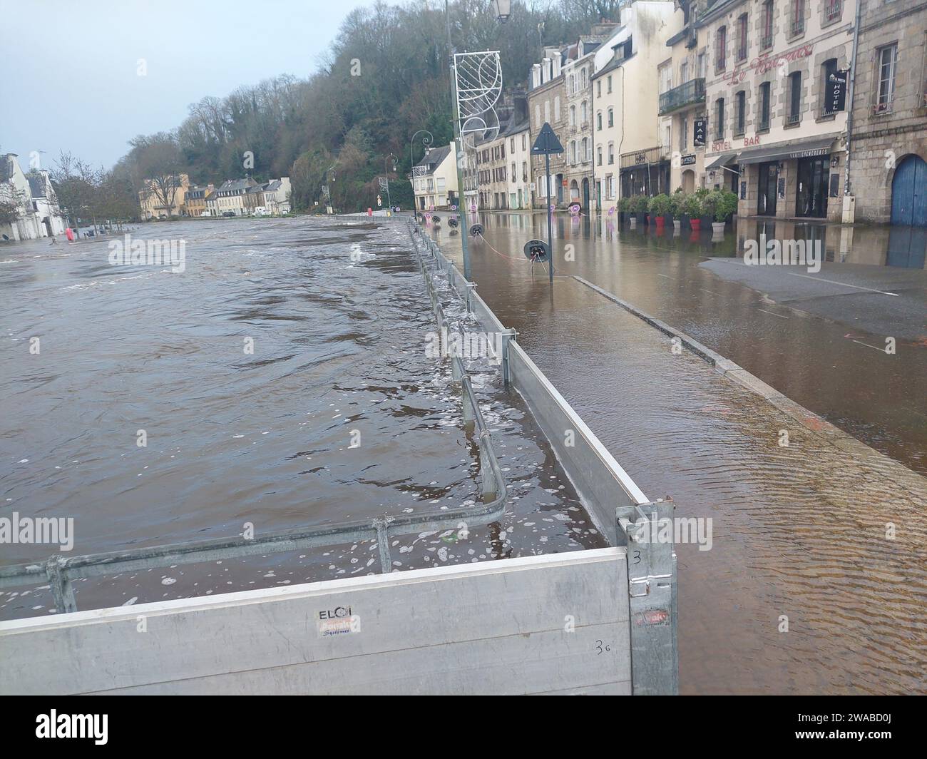 Frankreich. Januar 2024. © PHOTOPQR/LE TELEGRAMME/Vincent Le Guern ; ; 03/01/2024 ; QUIMPERLE (29). Suite aux fortes pluies avant et surtout après le Passage de la nouvelle année, la Laita, à Quimperlé, a été placée en Vigilance orange le 2 janvier 2024. Comme le laissaient craindre les prévisions du Service de Prévention des Crues, le Niveau de la rivière a atteint la nuit suivante : 3, 98 m à 1 h 50. Des barrières anti-crues ont été mises en Place. Januar 2024 Überschwemmungen in Quimperlé Brittany Le Télégramme/Vincent Le Guern Credit: MAXPPP/Alamy Live News Stockfoto