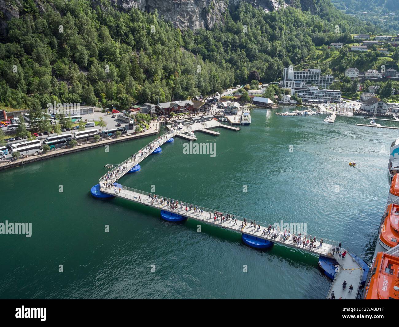Mit Blick auf den Seawalk bewegte sich der Schwimm-/Docking-Ponton zur Seite der MSC Euribia, um Passagieren das Aussteigen in Geiranger, Norwegen, zu ermöglichen. Stockfoto