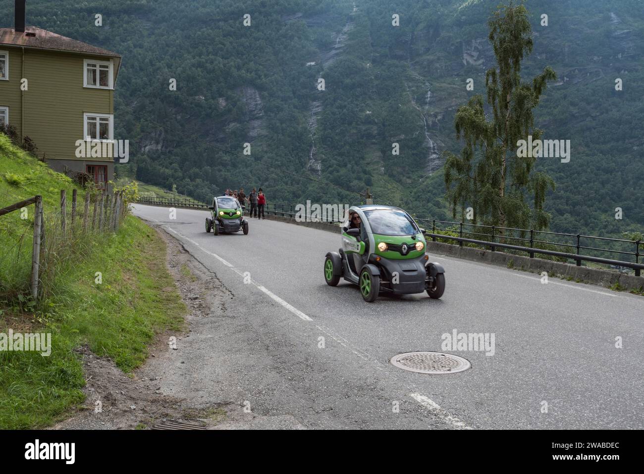 Ein Paar Renault Twizy von eMobility Geiranger auf der Route 63 nach Geiranger in Norwegen. Stockfoto