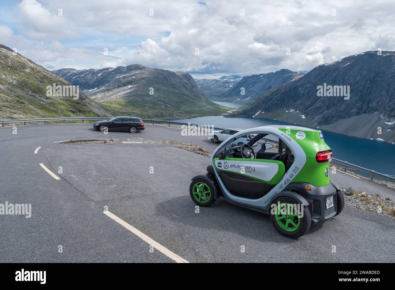 Ein Renault Twizy Auto von eMobility Geiranger, parkt mit Blick auf Djupvatnet, Geiranger, Norwegen. Stockfoto