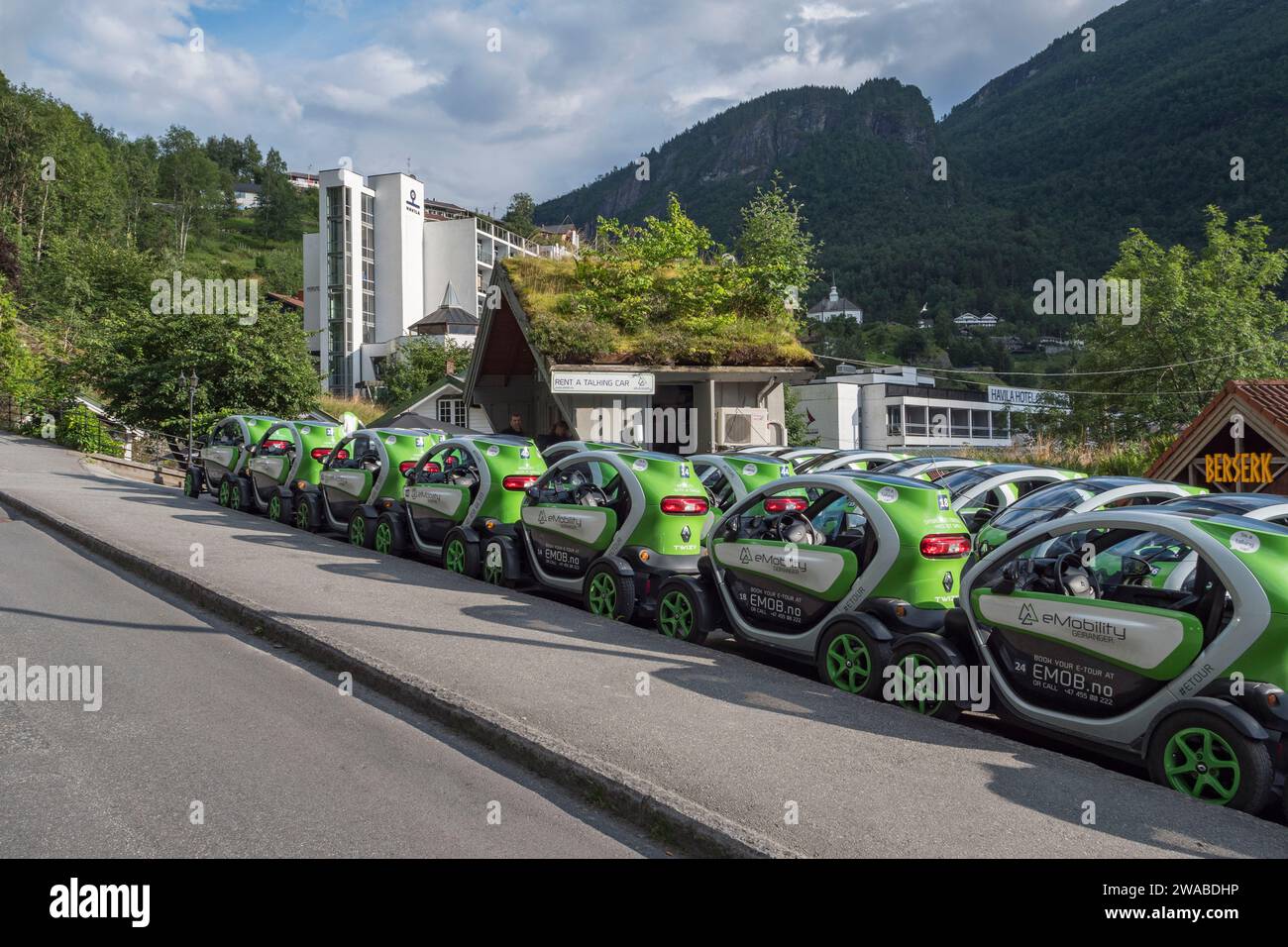 Linie von Renault Twizy Cars bei eMobility Geiranger, einem Mietwagen für Elektrofahrzeuge in Geiranger, Norwegen. Stockfoto