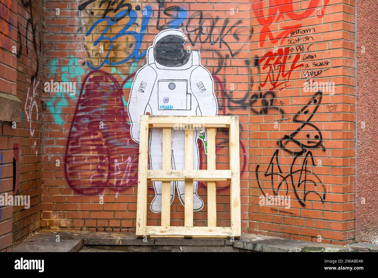 Graffiti-Paste des Astronauten von Straßenkünstler Pall3y, Springfield Court, Glasgow, Schottland, Vereinigtes Königreich, Europa Stockfoto