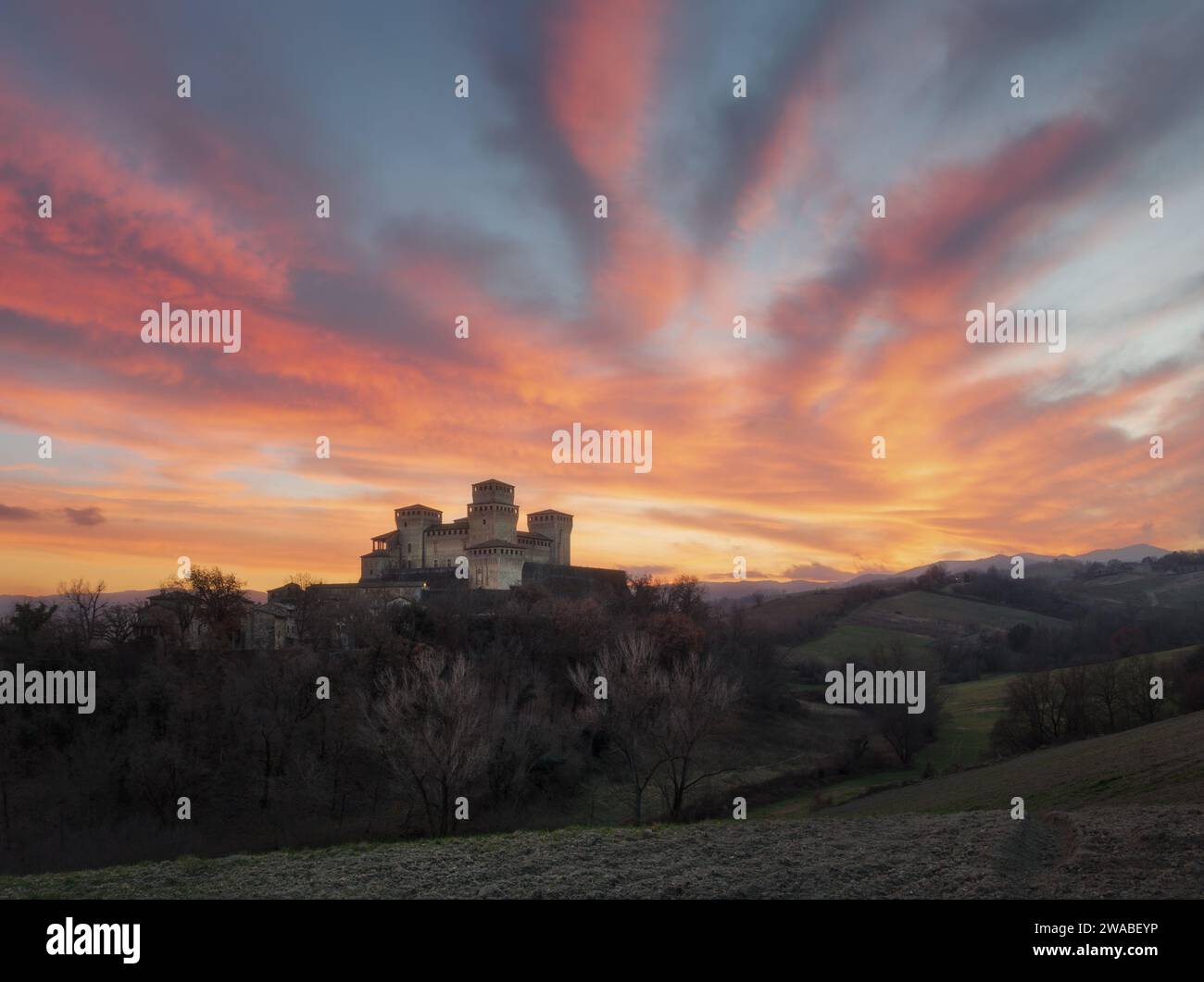 Epischer Sonnenuntergang im Schloss Stockfoto