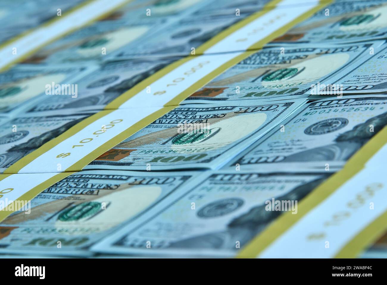 Nahaufnahme der US-Dollar-Scheine sind im Paket gestapelt. Business, Finance und Economic Success Konzept. Stockfoto