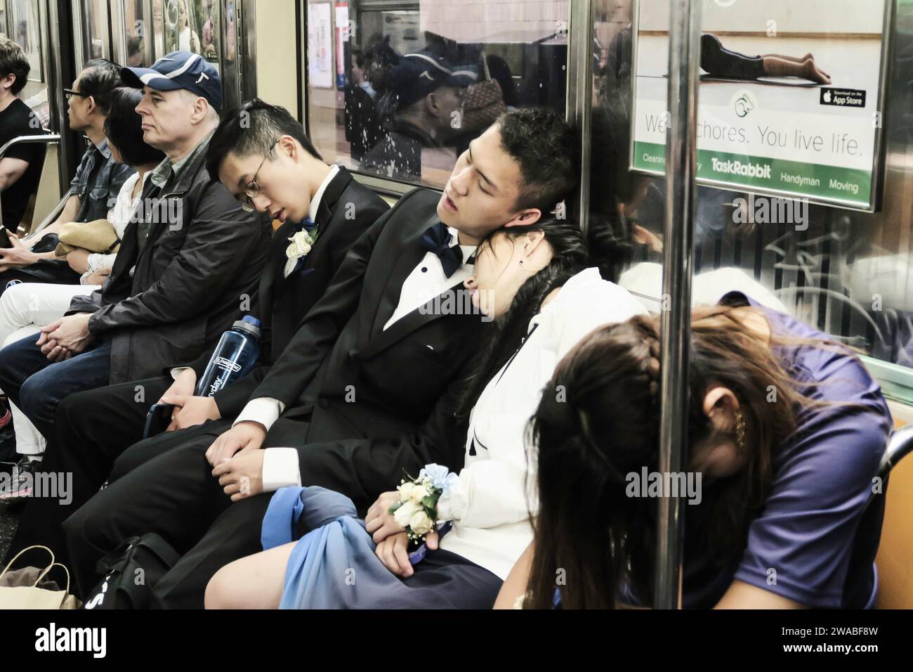 Hochzeitsfeier junger Erwachsener, die in der U-Bahn schlafen, NYC, USA 2016 Stockfoto