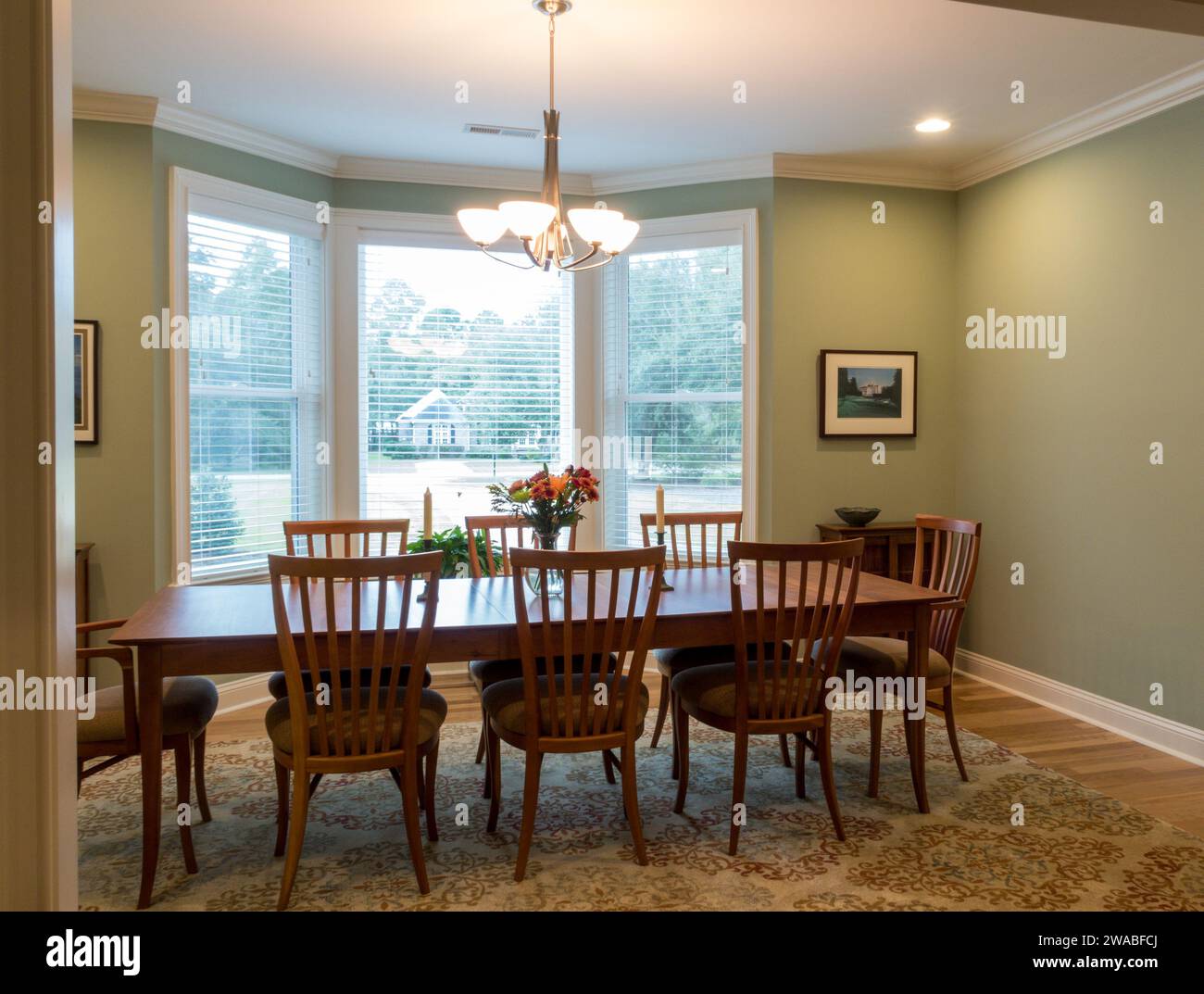 Großer Vorort-Speisesaal mit einem Holztisch mit Sitzgelegenheiten für acht Personen, South Carolina, USA. Stockfoto