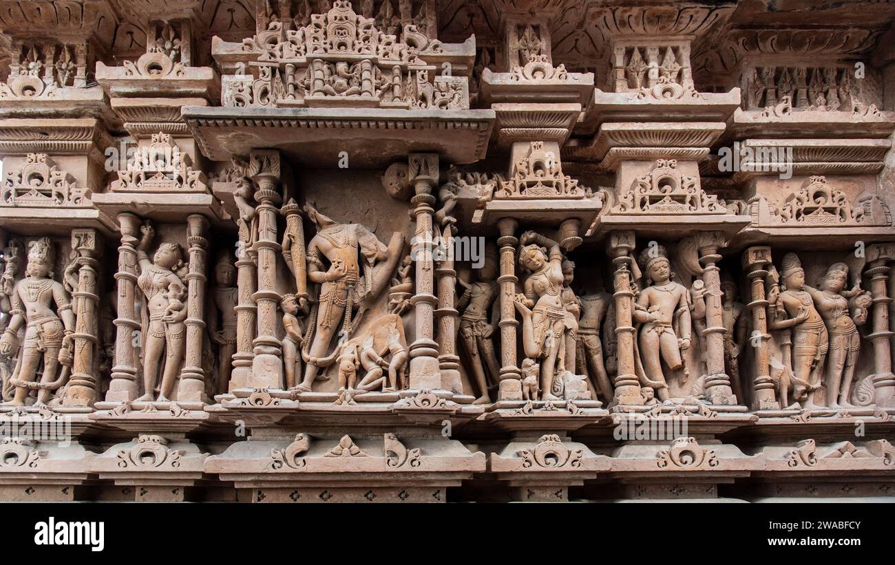 Die osischen Tempel in Rajasthan, Indien, sind eine Gruppe von alten Hindutempeln und Jain-Tempeln. Skulpturen von hindugottheiten n Göttinnen an den Wänden Stockfoto