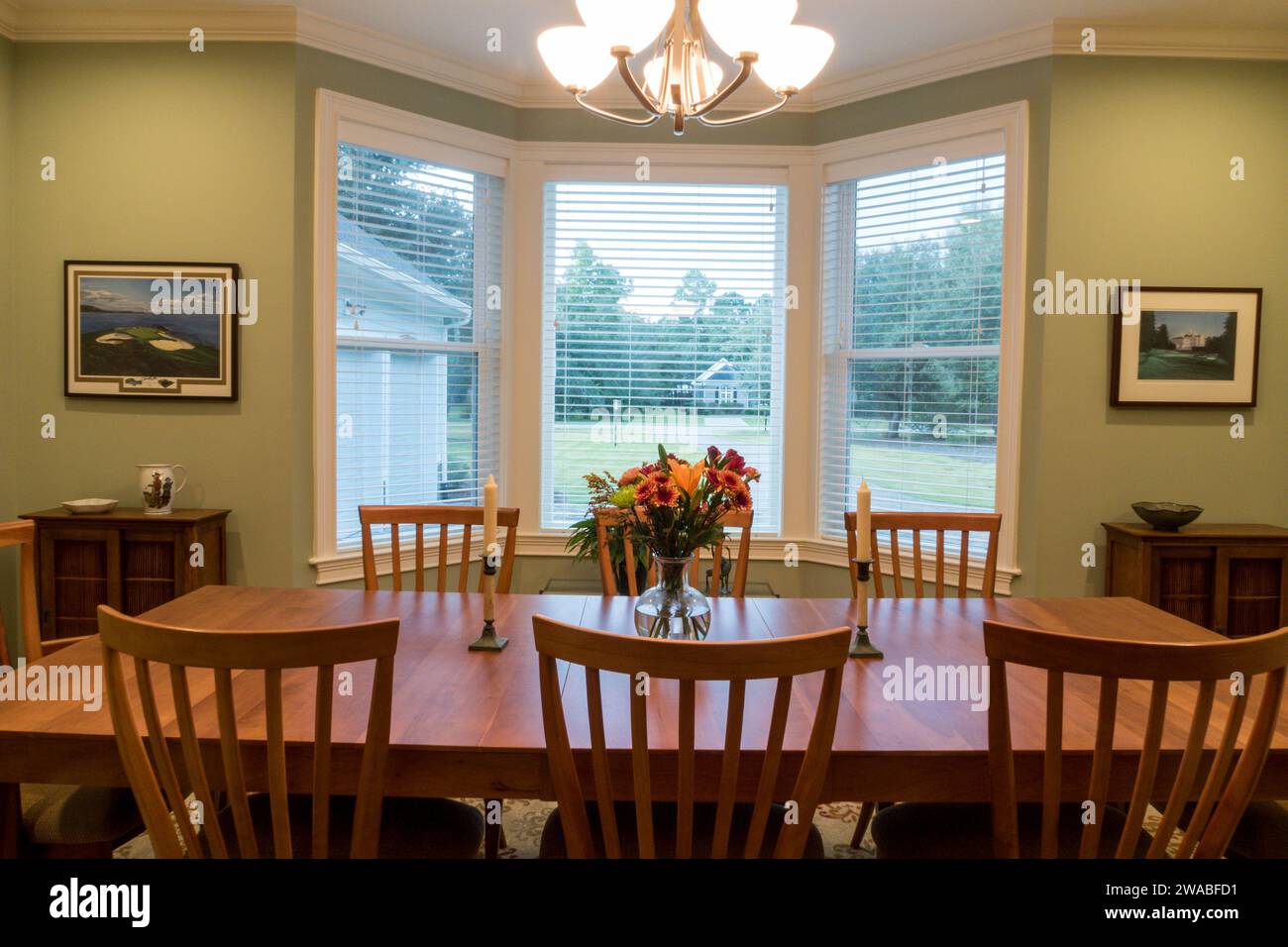 Großer Vorort-Speisesaal mit einem Holztisch mit Sitzgelegenheiten für acht Personen, South Carolina, USA. Stockfoto