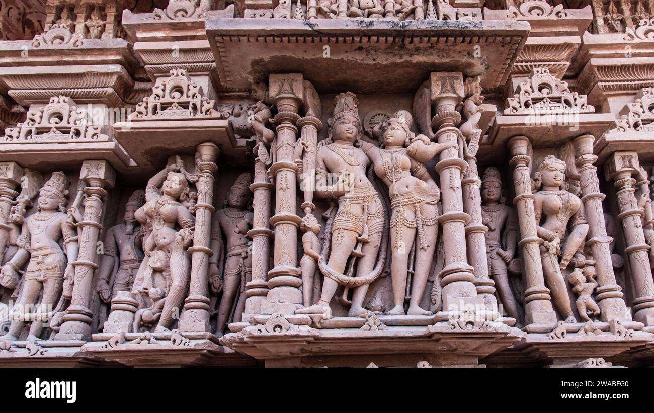 Die osischen Tempel in Rajasthan, Indien, sind eine Gruppe von alten Hindutempeln und Jain-Tempeln. Skulpturen von hindugottheiten n Göttinnen an den Wänden Stockfoto