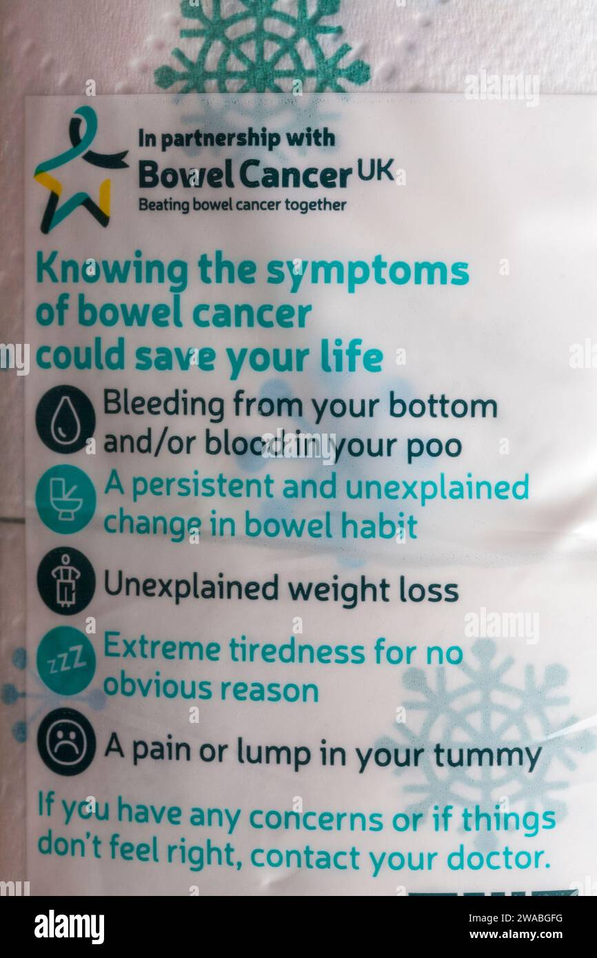 Die Symptome von Darmkrebs zu kennen könnte Ihr Leben retten - Informationen auf der Packung M&S dekoriertes Toilettenpapier 3-lagig super weich mit einem Weihnachtsdesign Stockfoto