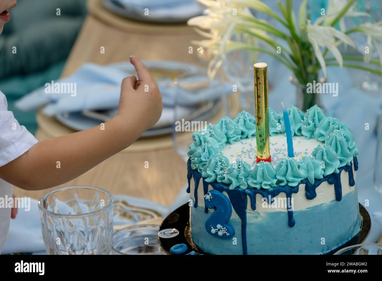 Finger in den Kuchen Stockfoto