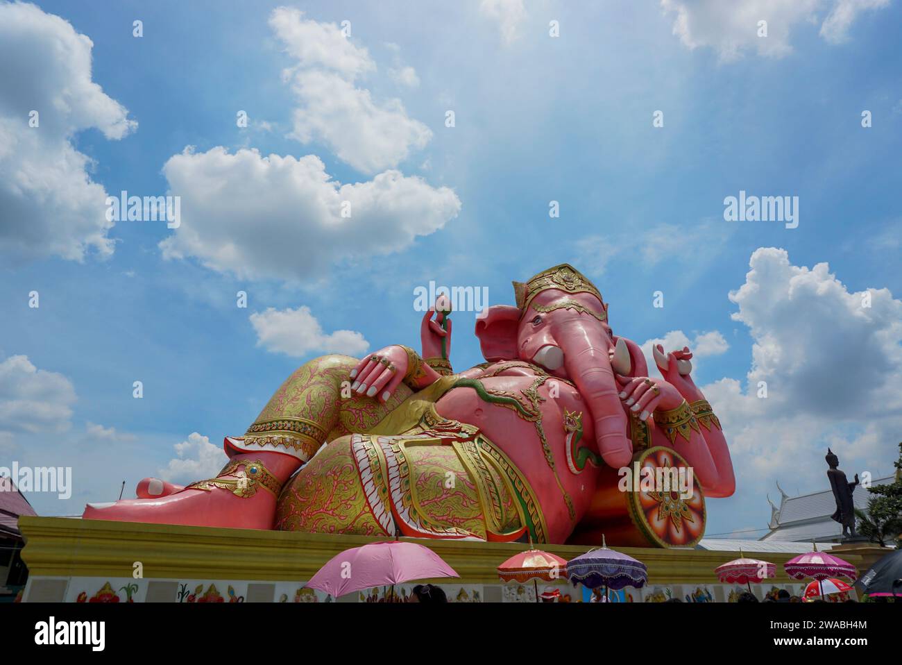 Riesige rosa ganesha Statue wat Samarn, Chachoengsao, Thailand. Ganesha, auch bekannt als Ganapati, Vinayaka, Pillaiyar und Binayak, ist einer der bekanntesten an Stockfoto