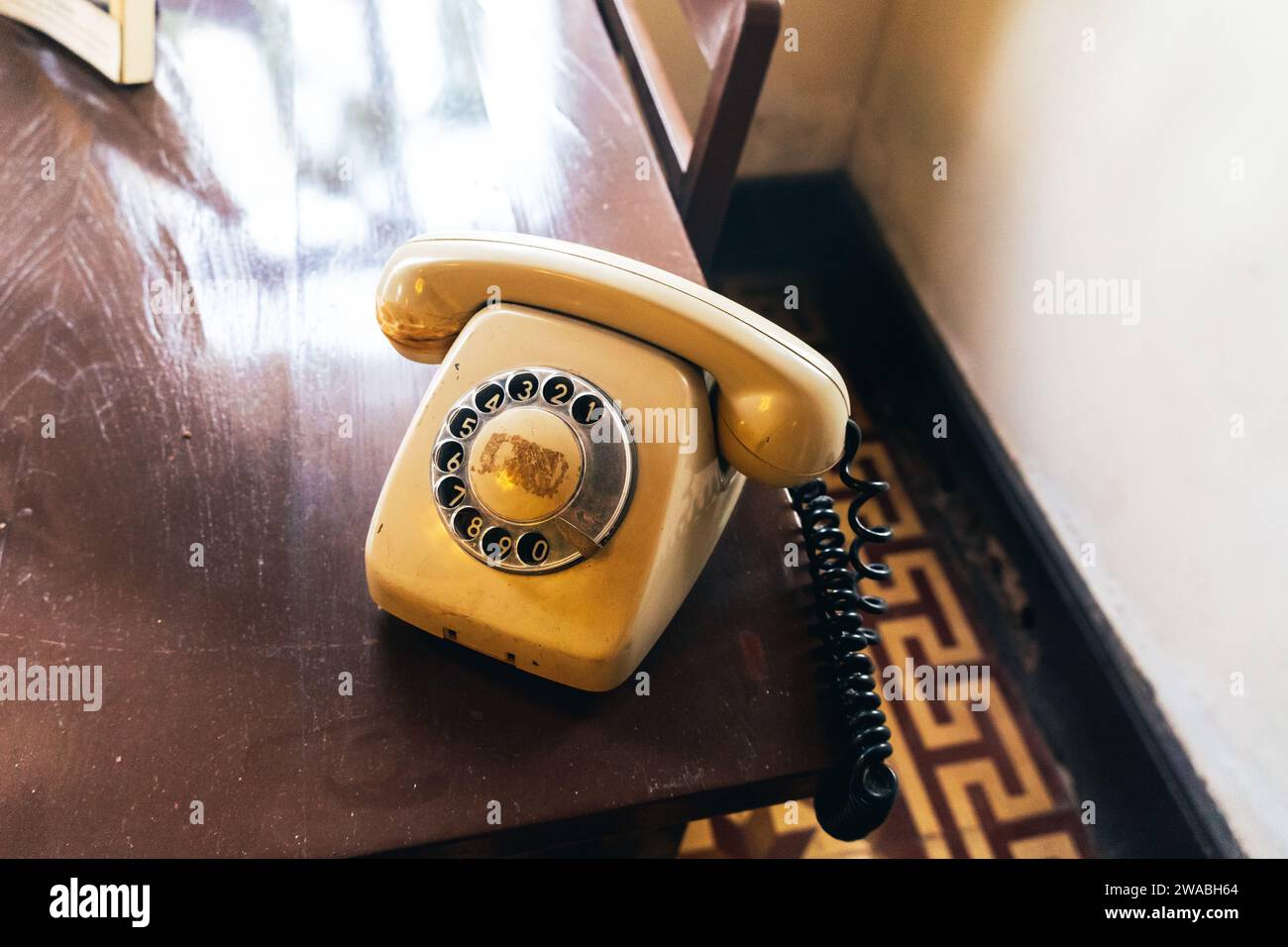 Altes Telefon in schwarzer Farbe auf Holztisch. Klassisches Retro-Drehrad im Vintage-Stil, Telefonnummer. Altes Telefon, Retro, altmodisches Telefon Stockfoto