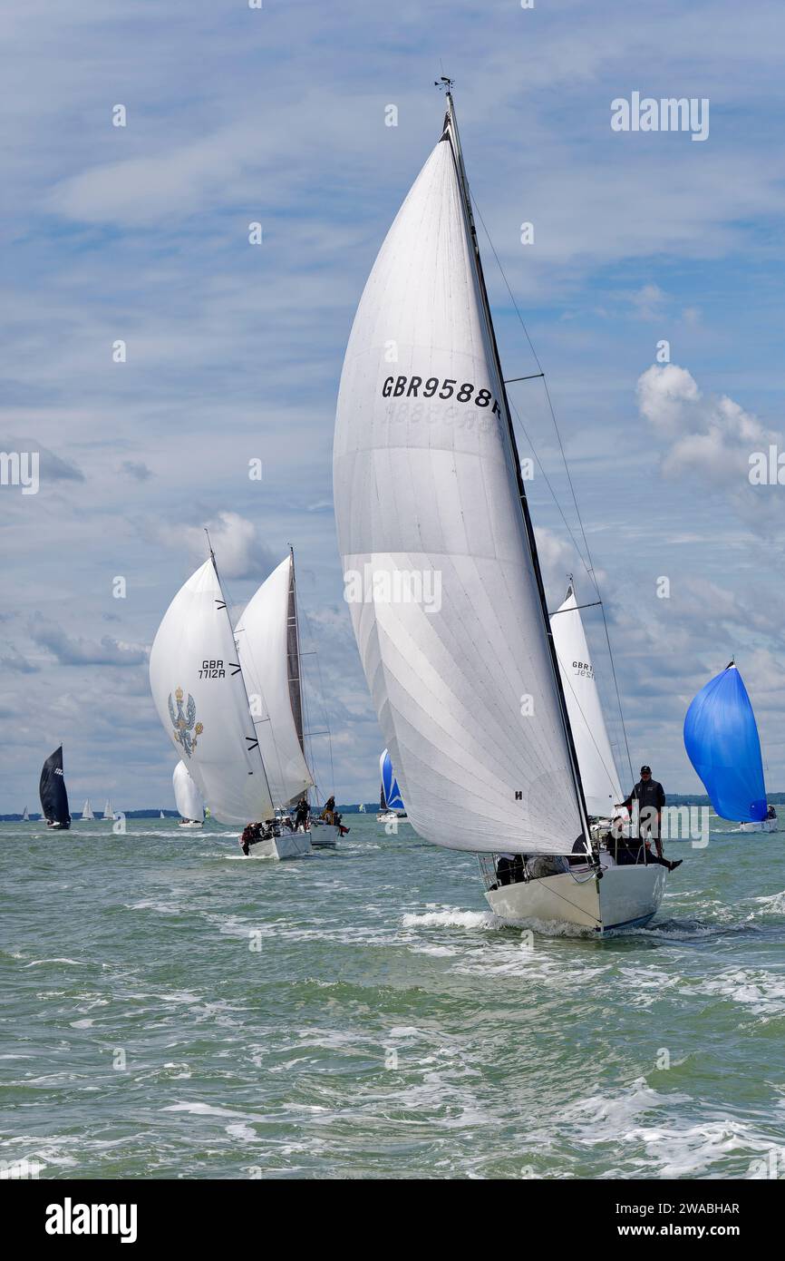 Schließen Sie Segelboote während der Cowes Week Segelregatta in Solent vor der Nordküste der Isle of Wight in Südengland Stockfoto