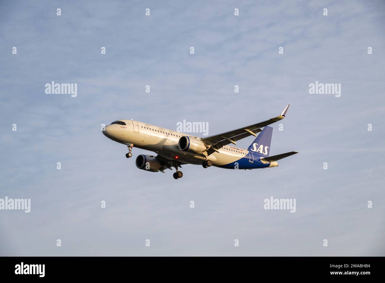Die skandinavische SAS Airbus A320 Passenger Jet Registration EI-SIK im kurzen Finale für eine Landung auf der Landebahn 27L am Flughafen London Heathrow Stockfoto