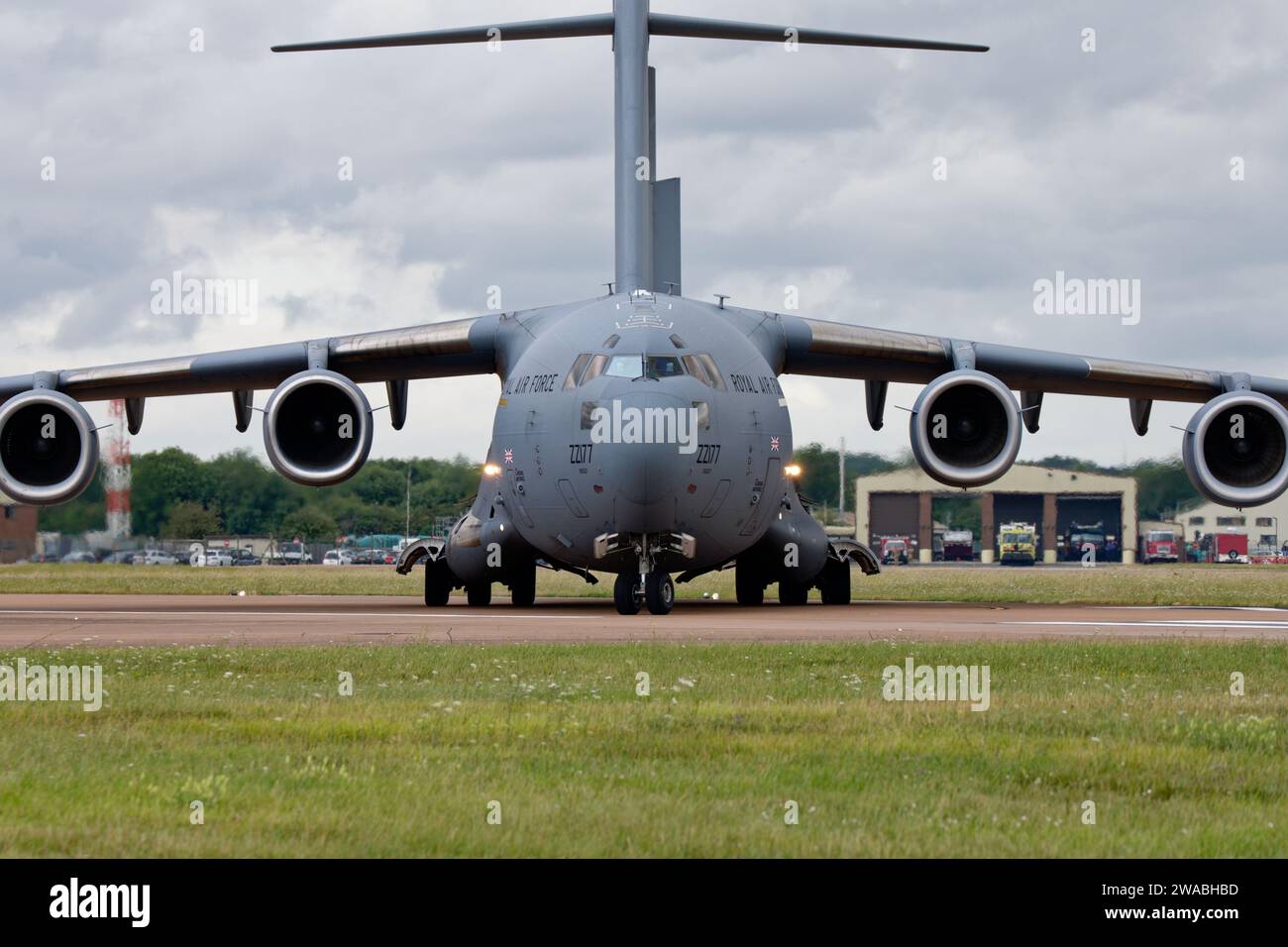 Die Boeing C-17A Globemaster III ZZ177 der britischen Royal Air Force kommt für die RIAT bei der RAF Fairford in Südengland an Stockfoto