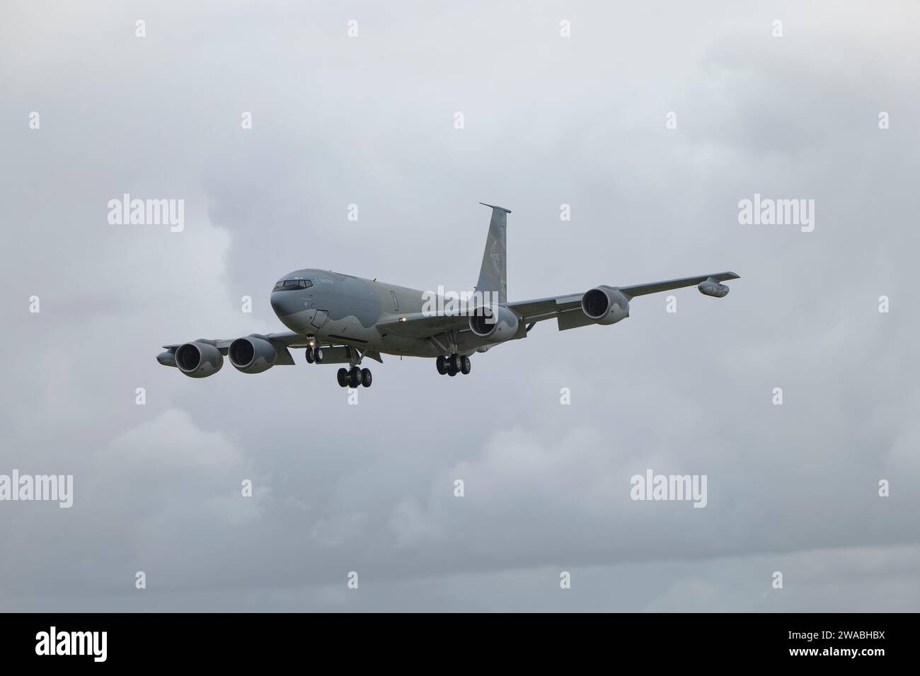 Die Metrea Strategic Mobility Boeing KC-135 Stratotanker Air-t-Air-Tankflugzeug N572MA kommt bei der RAF Fairford in England an, um am RIAT teilzunehmen Stockfoto