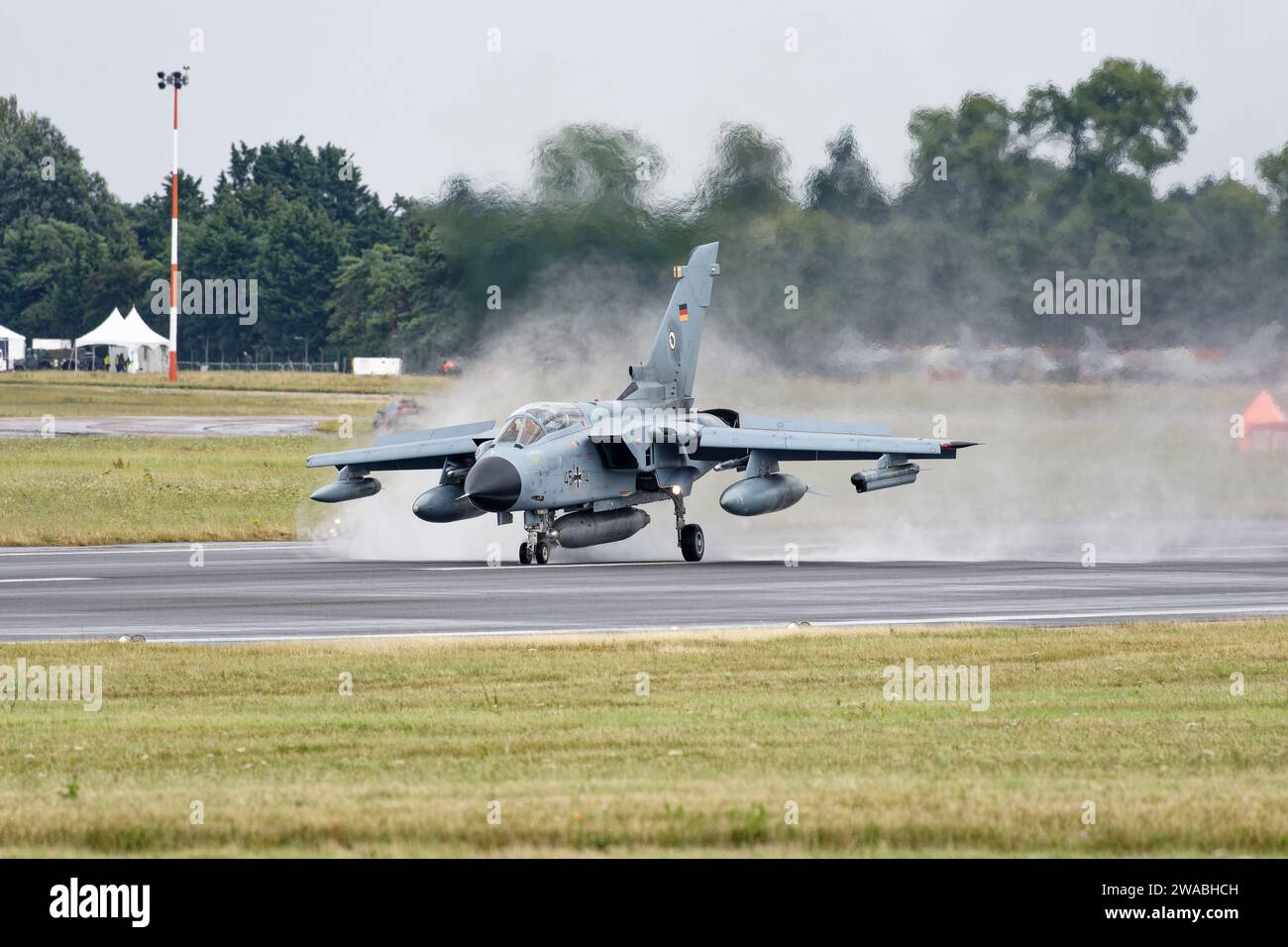 Luftwaffe Eurofighter EF2000 Typhoon 4514 vom Taktischen Luftwaffengeschwader 33 landet auf einer nassen RAF Fairford-Landebahn bei RIAT Stockfoto