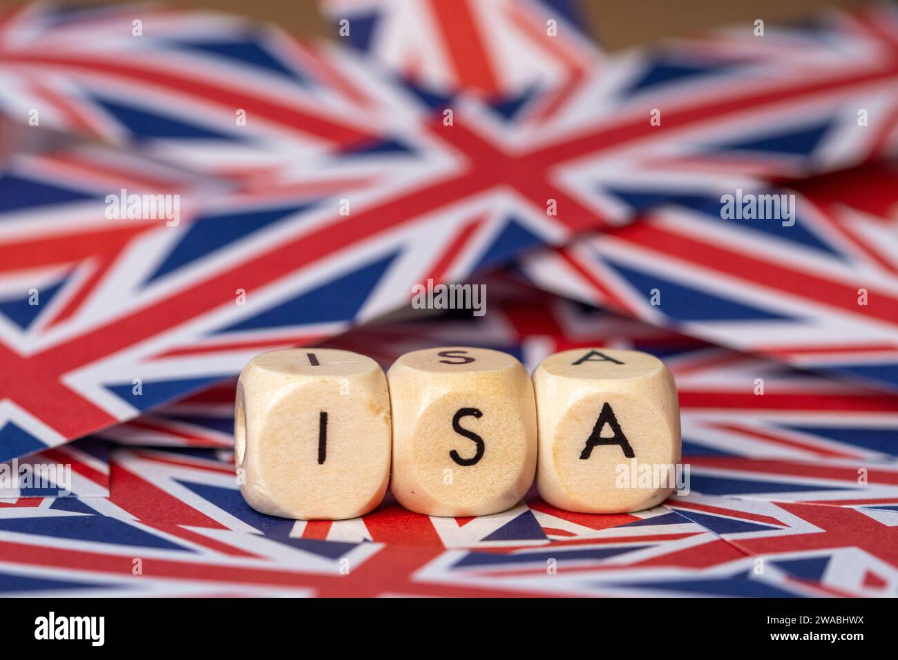 ISA, I S A , Briefe auf Holzwürfeln auf einem Hintergrund von Union Jack Papier, United Kingdom Individual Savings Account, Investment, New Financial Year Stockfoto