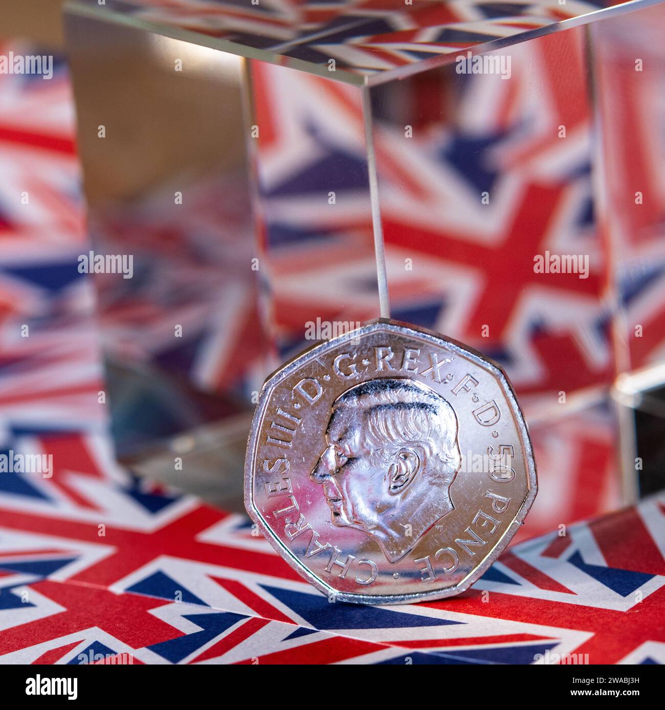 50p Münze, seine Königliche Hoheit König Karl III., auf Union Jack Papier Stockfoto