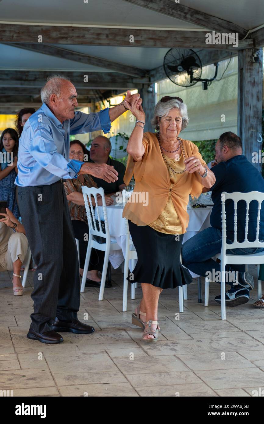 Aktiver alter Mann und alte Frau tanzen Stockfoto