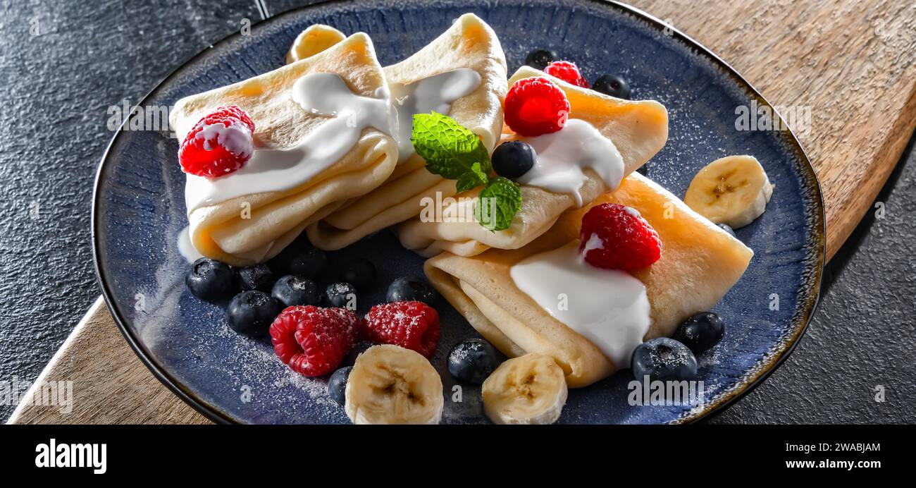 Ein Teller hausgemachter polnischer Pfannkuchen gefüllt mit süßem Hüttenkäse Stockfoto