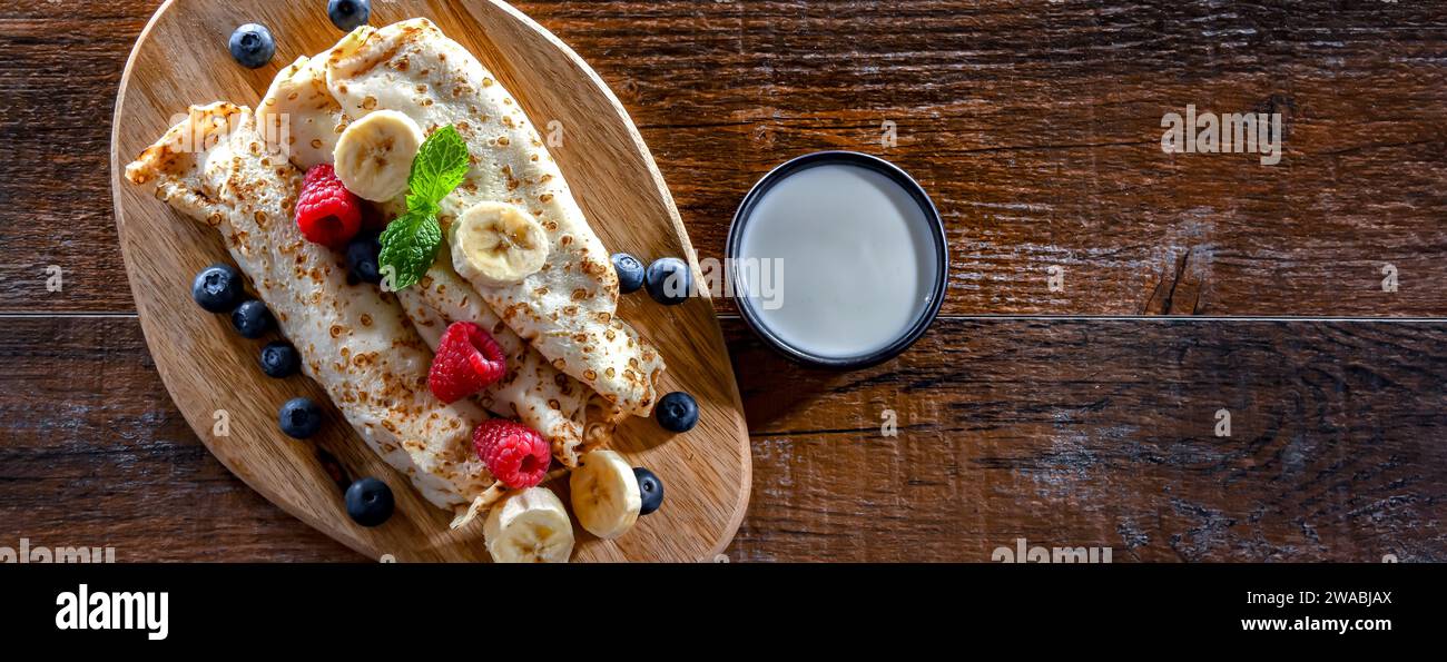 Ein Teller hausgemachter polnischer Pfannkuchen gefüllt mit süßem Hüttenkäse Stockfoto