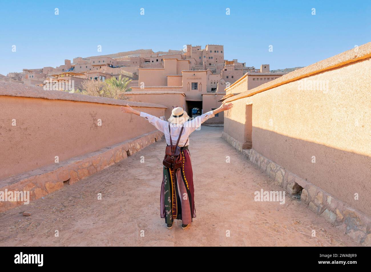 Glücklicher Tourist mit offenen Armen im Ait Ben Haddu Marocco wunderschöner Ort für einen Besuch in marokko Stockfoto