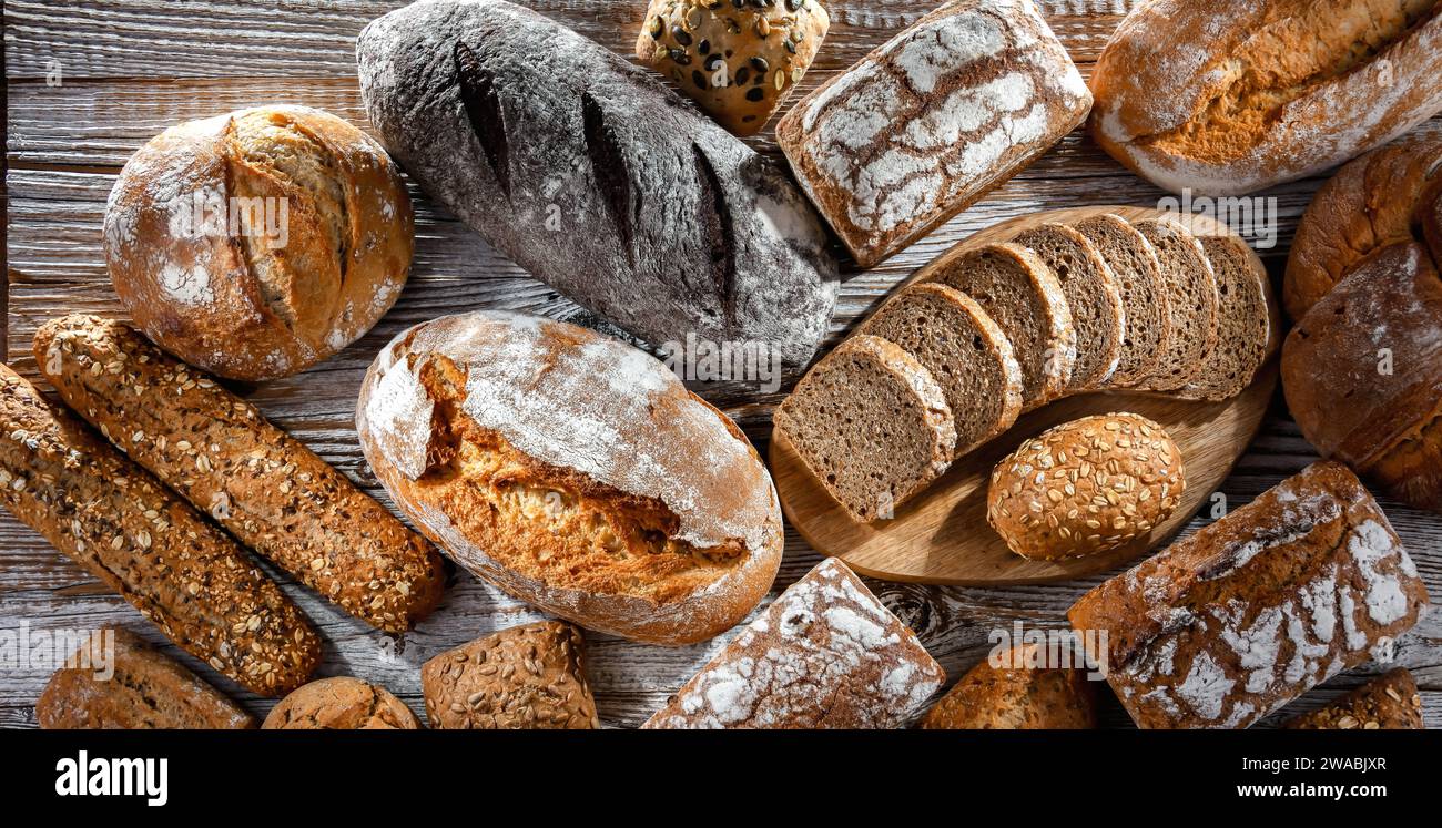 Verschiedene Backwaren, darunter Brotlaibe und Brötchen Stockfoto