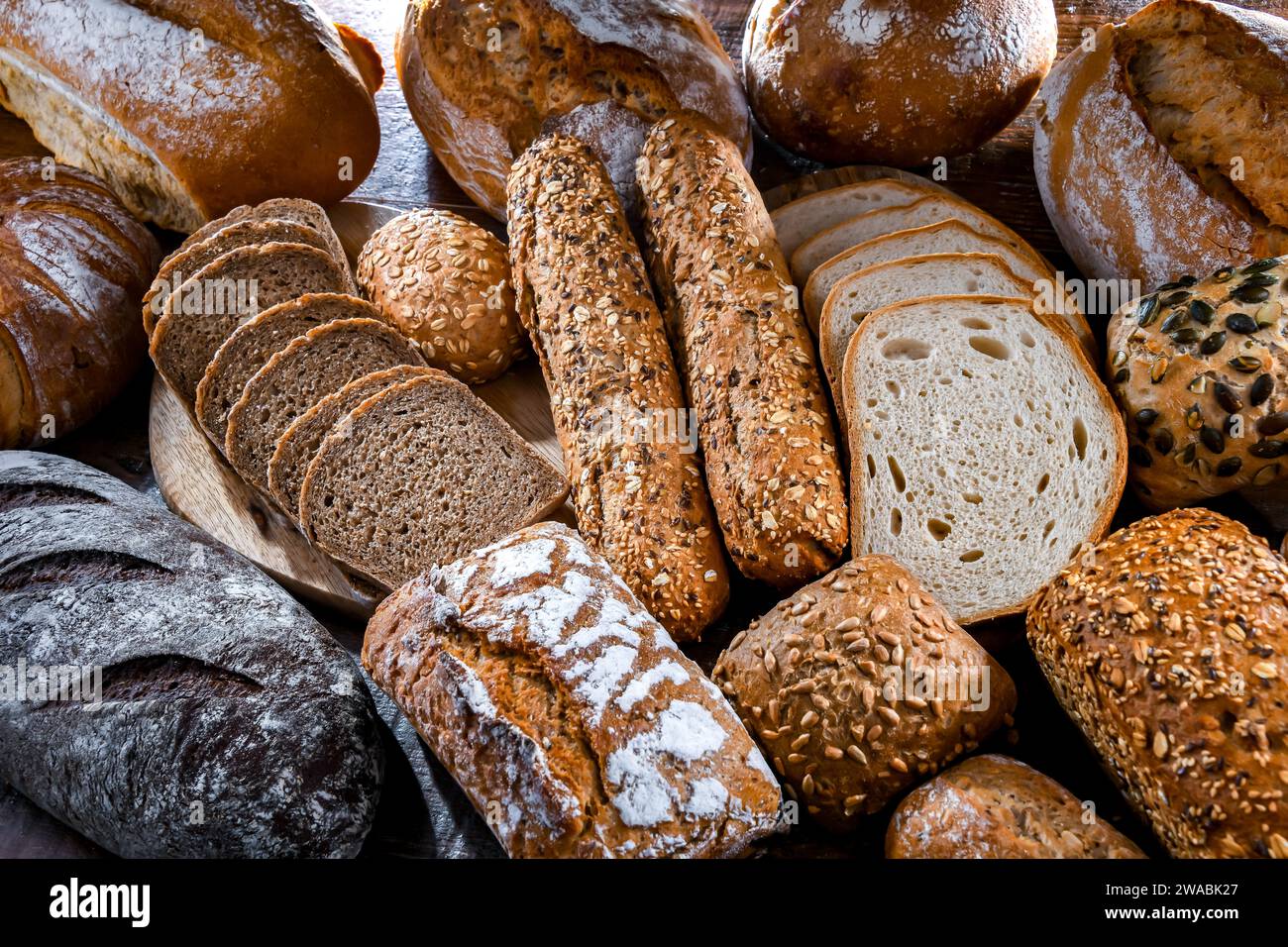 Verschiedene Backwaren, darunter Brotlaibe und Brötchen Stockfoto