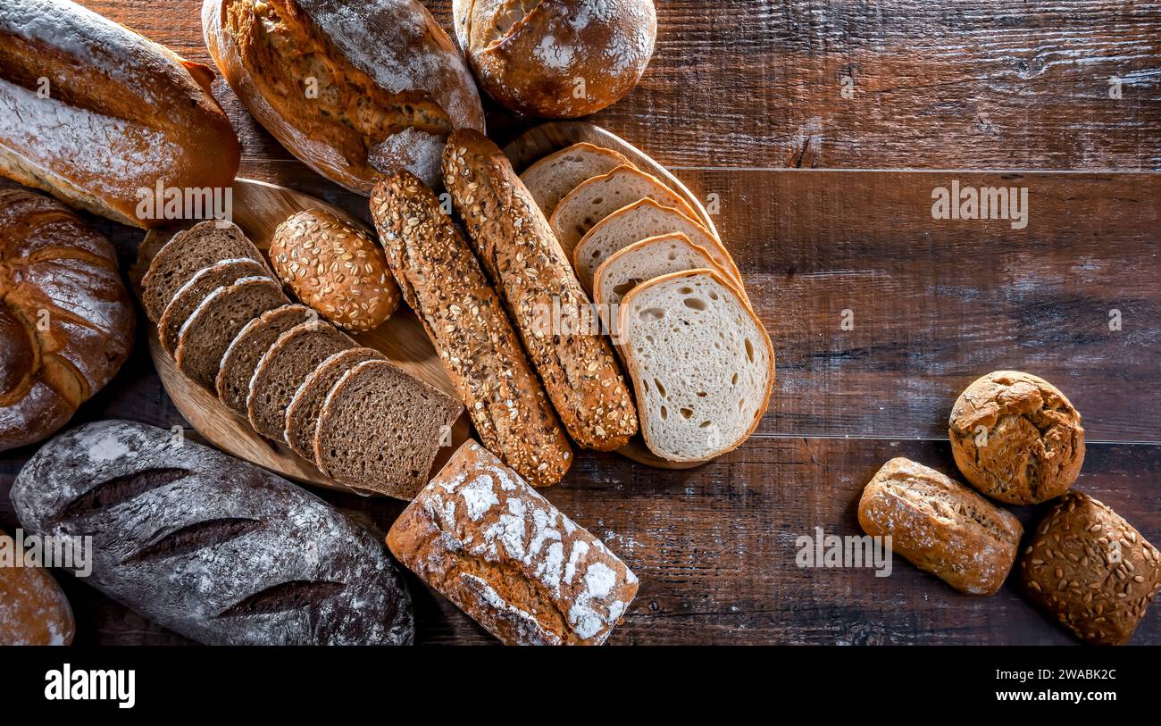 Verschiedene Backwaren, darunter Brotlaibe und Brötchen Stockfoto