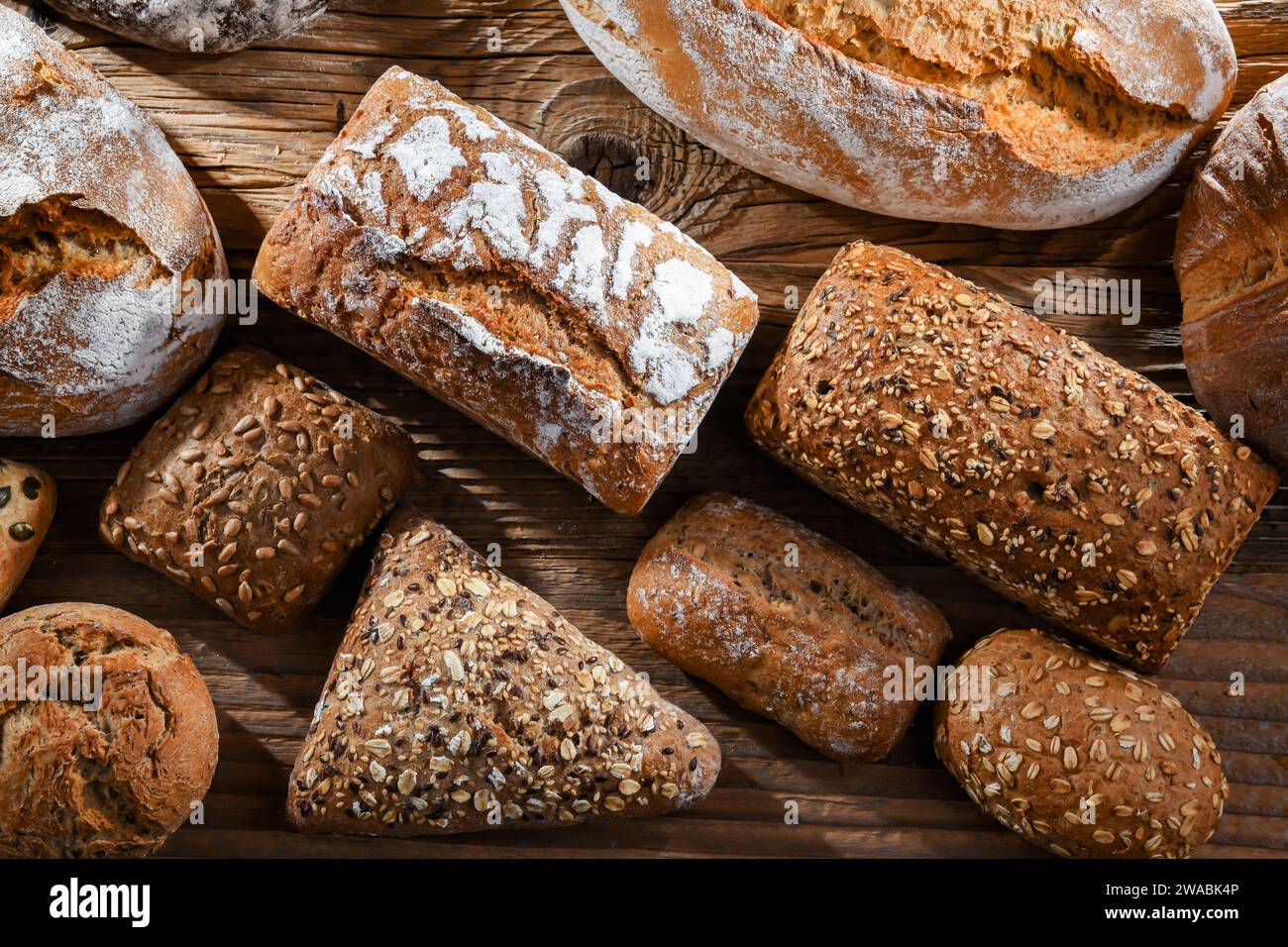 Verschiedene Backwaren, darunter Brotlaibe und Brötchen Stockfoto