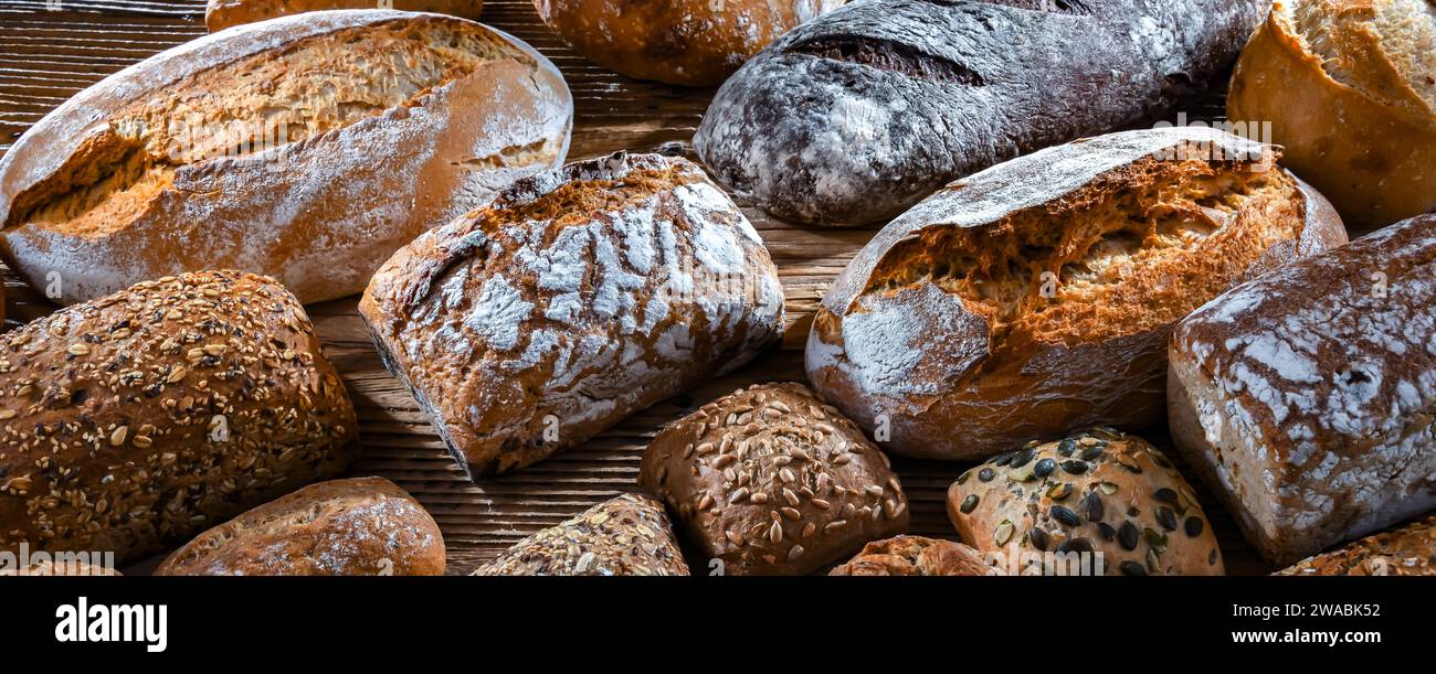 Verschiedene Backwaren, darunter Brotlaibe und Brötchen Stockfoto