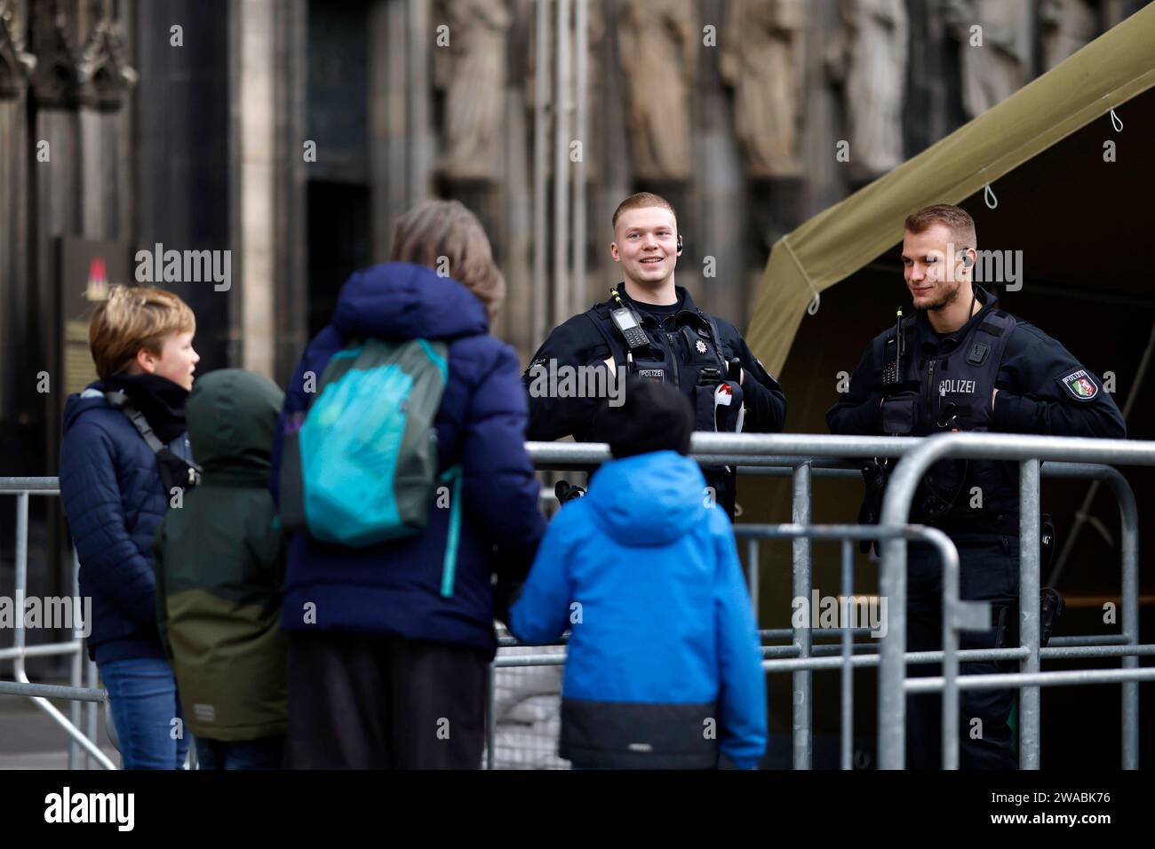 Polizisten an den Einlassschleusen vor dem Kölner Dom. Terroralarm zum Jahreswechsel: Nachdem Silvester rund um den Kölner Dom 1000 Polizisten auch mit Maschinenpistolen im Einsatz waren, werden die Sicherheitsregeln weiter aufrecht erhalten. Es gelten verstärkte Sicherheitsmaßnahmen nach einer Terrorwarnung vor Weihnachten. Hintergrund: Eine islamistische Terrorzelle des afghanischen ISIS-Ablegers ISPK soll über den Jahreswechsel u.a. in Köln Anschläge geplan haben. Für Touristen bleibt der Dom weiter geschlossen. Besucher von Messen oder lange im Vorfeld gebuchten Führungen müssen ein Screen Stockfoto