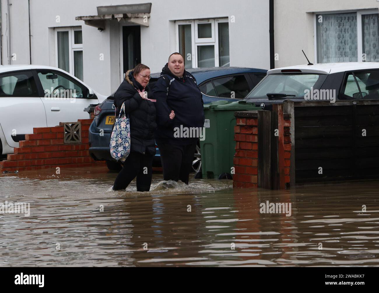 Loughborough, Leicestershire, Großbritannien. Januar 2024. Wetter in Großbritannien. Die Bewohner verlassen ihr überflutetes Haus an der Belton Road. Heftiger Regen hat einen großen Teil Großbritanniens heimgesucht, als der kleine, aber potente Sturm Henk traf. Credit Darren Staples/Alamy Live News. Stockfoto