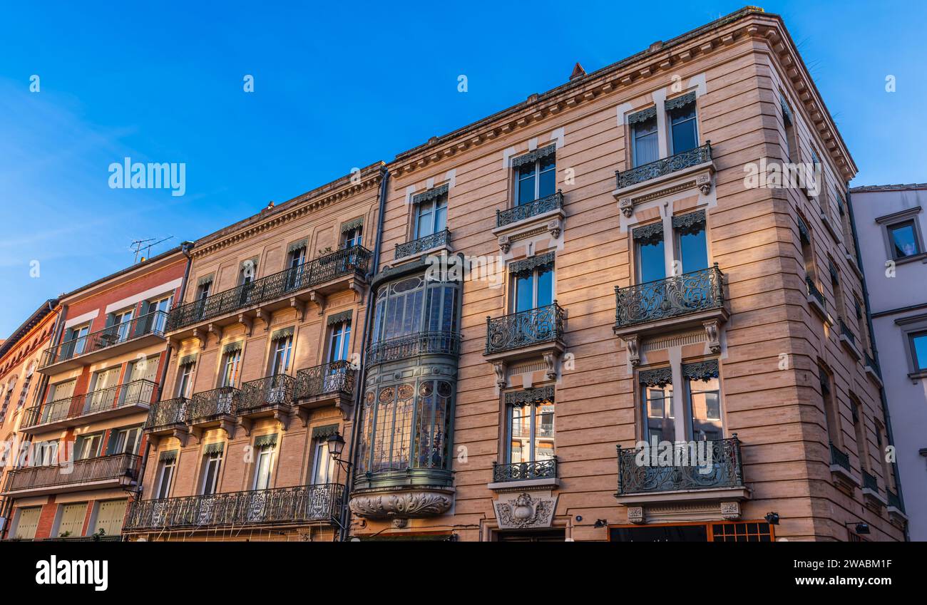 Fassaden von Gebäuden auf dem trinity Square in Toulouse in Occitanie, Frankreich Stockfoto
