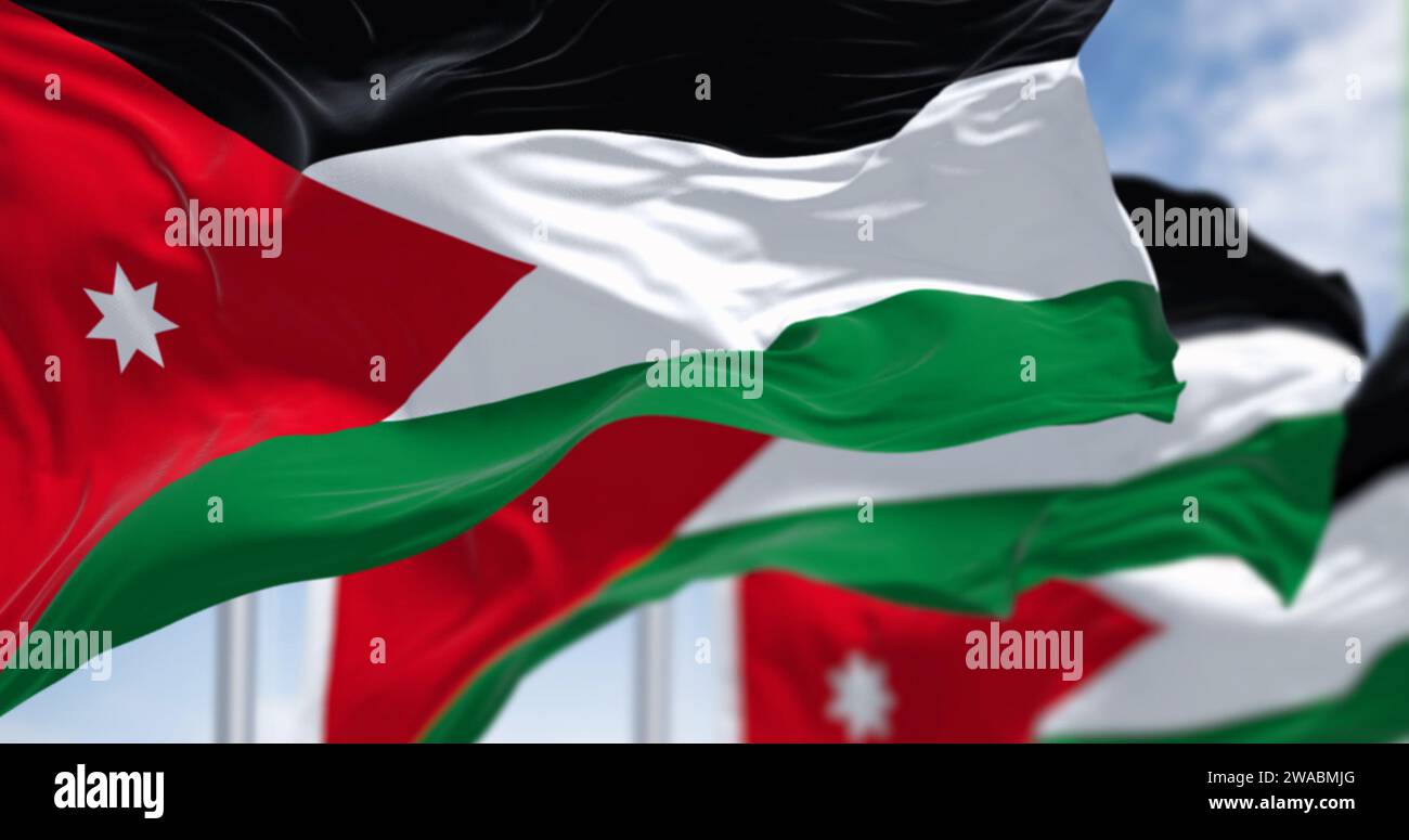 Jordan Nationalflaggen winken an klaren Tagen im Wind. Schwarze, weiße und grüne horizontale Streifen mit einem roten Chevron auf der linken Seite mit einem weißen sev Stockfoto