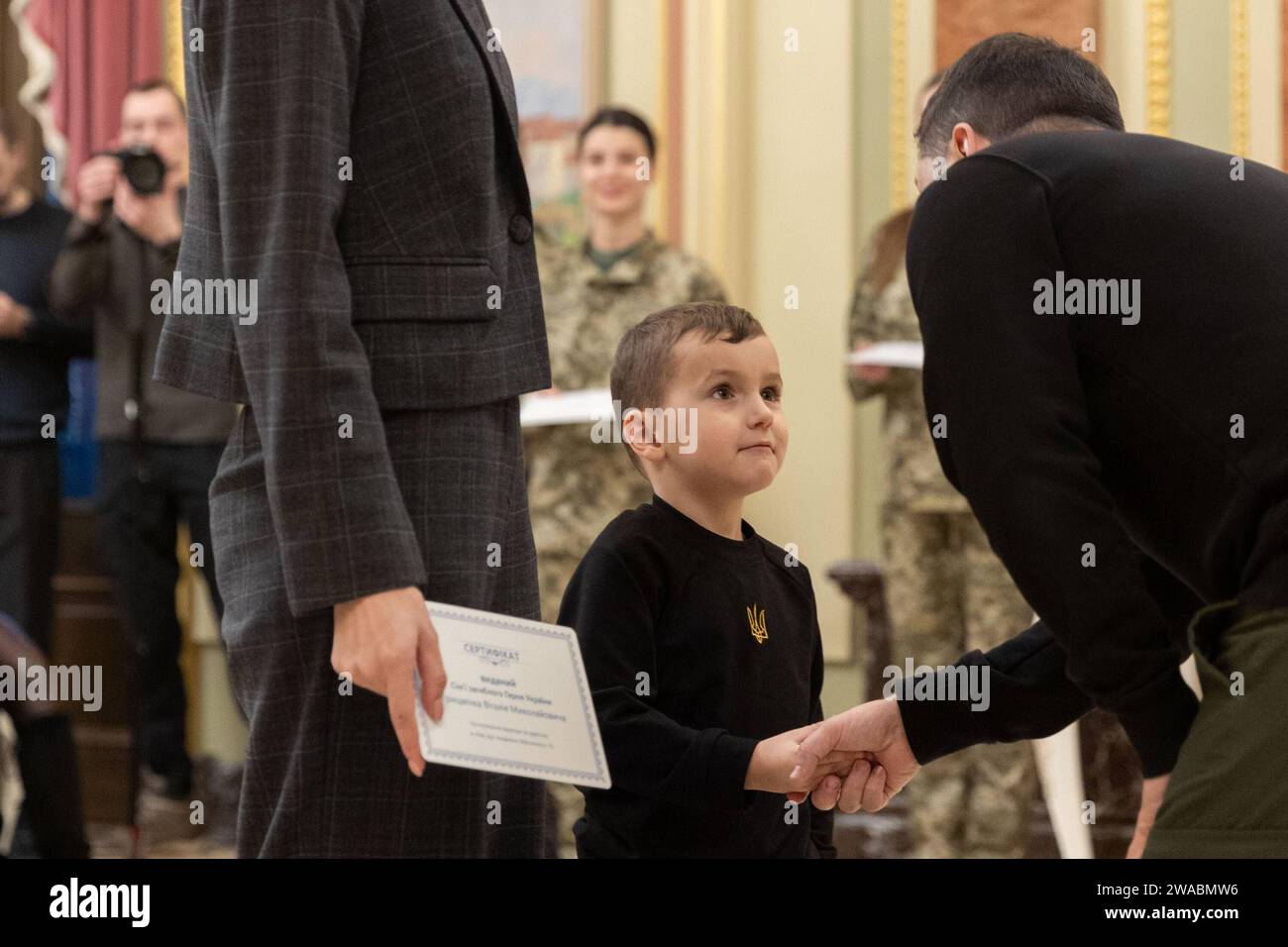 Ukrainischer Präsident Wolodymyr Zelenskyj überreicht Bescheinigungen
