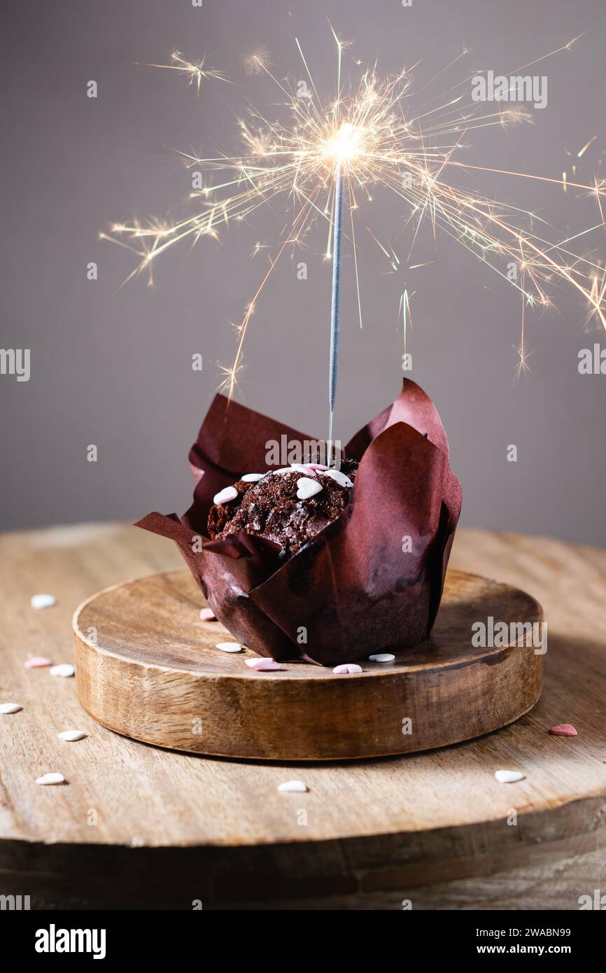 Festlicher Schokoladenmuffin mit Glitzern. Süßes Dessert. Stockfoto