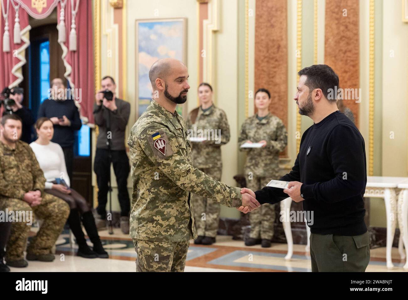 Ukrainischer Präsident Wolodymyr Zelenskyj überreicht Bescheinigungen