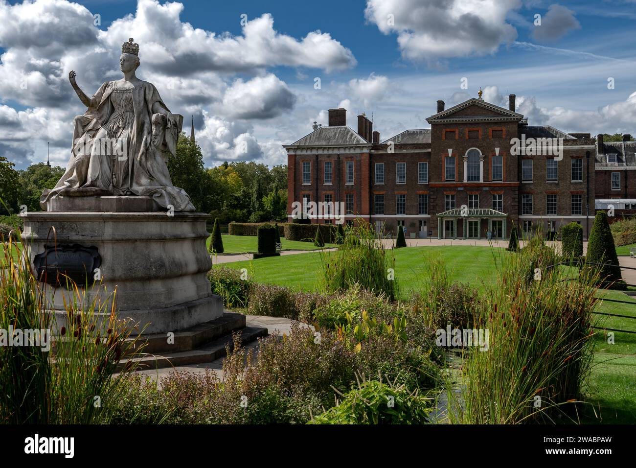 London, GROSSBRITANNIEN - 28. August 2023: Kensington Palace und Statue von Queen Victoria Stockfoto