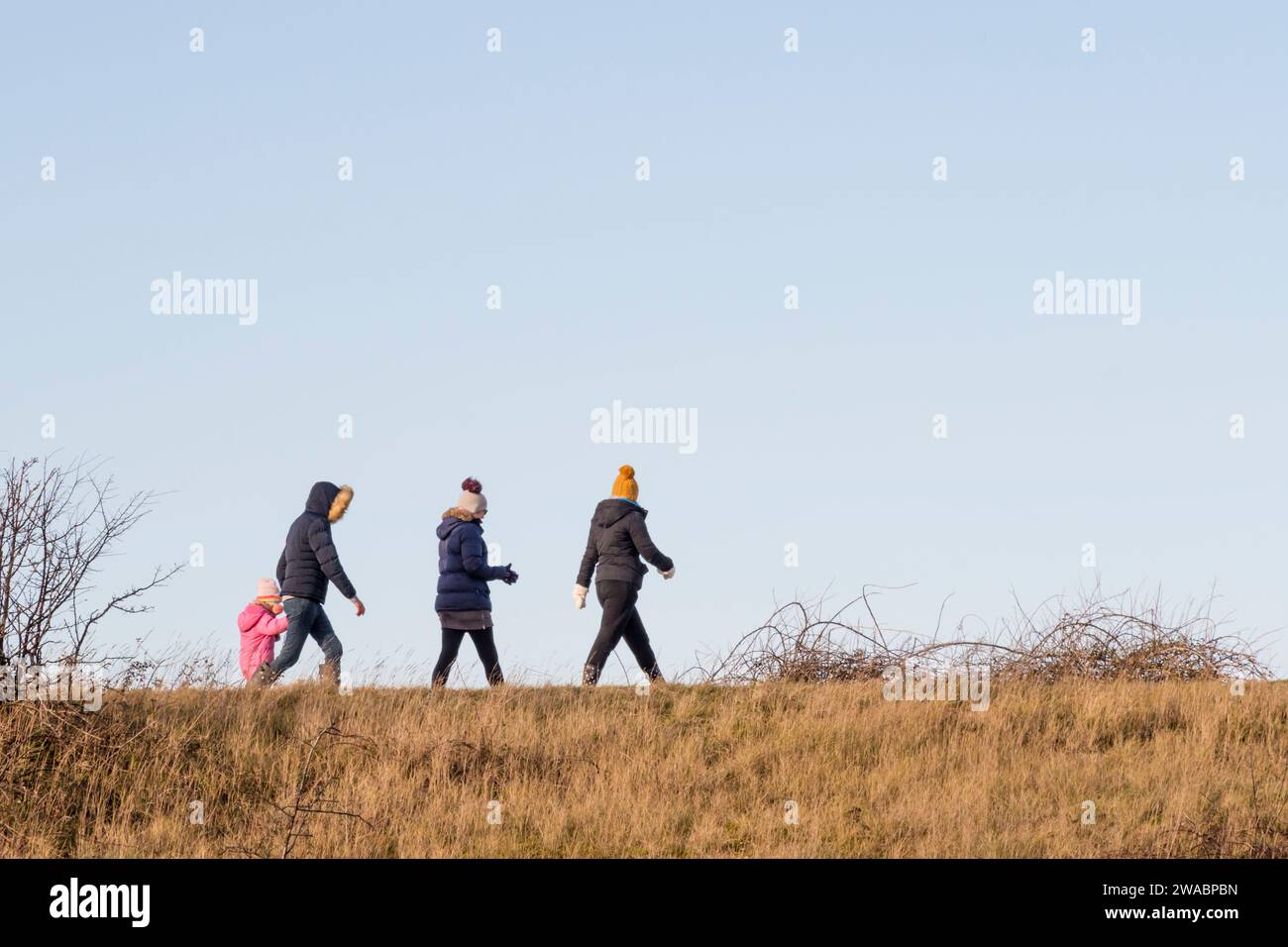An Neujahrstag spazieren die Menschen am Ufer hinter der Ostseite des Wash in Norfolk entlang. Stockfoto