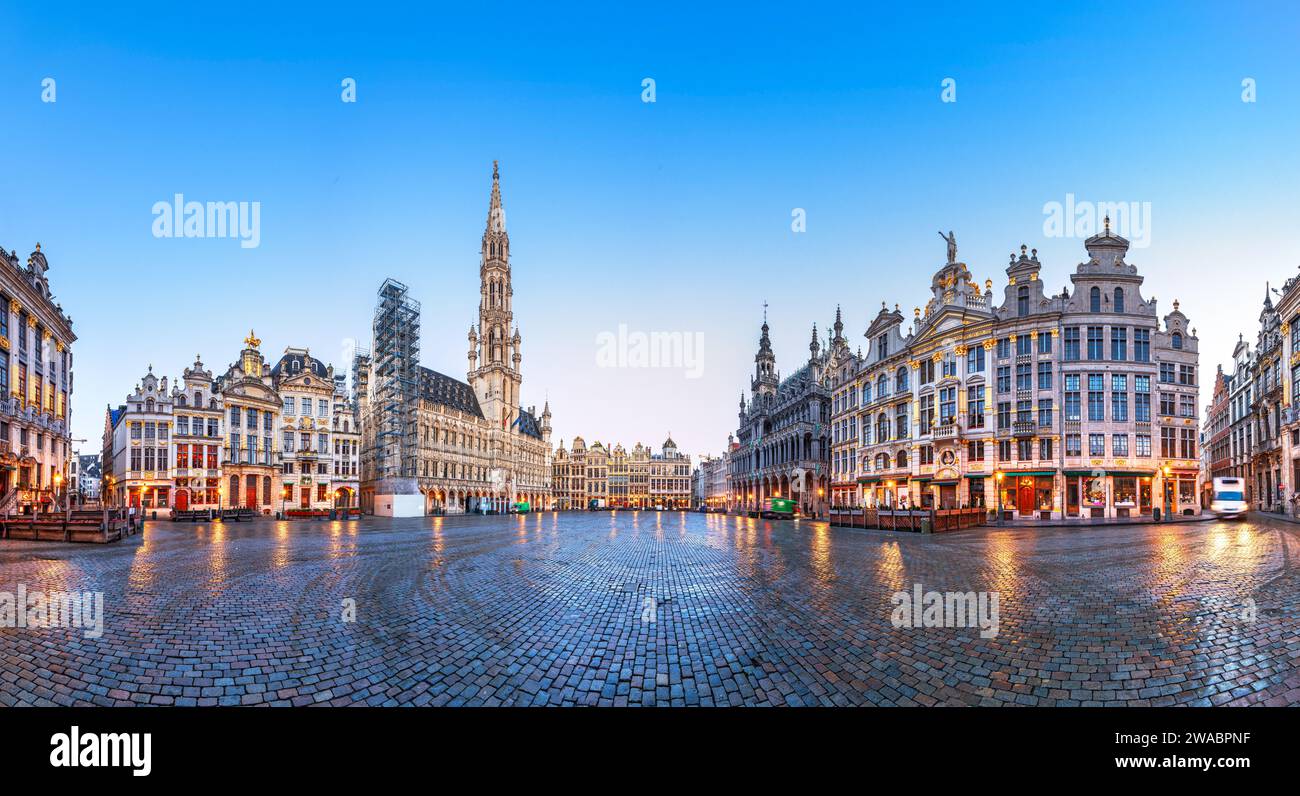 Brüssel, Belgien am Grand Place mit dem Rathausturm zur blauen Stunde. Stockfoto
