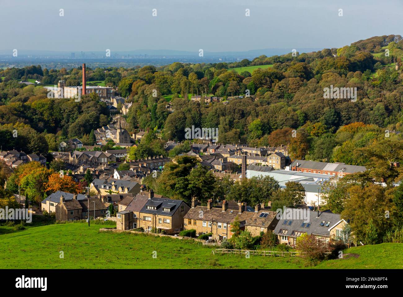 Blick hinunter auf Bollington in Cheshire England, einer Stadt an der westlichen Grenze des Peak District. Stockfoto