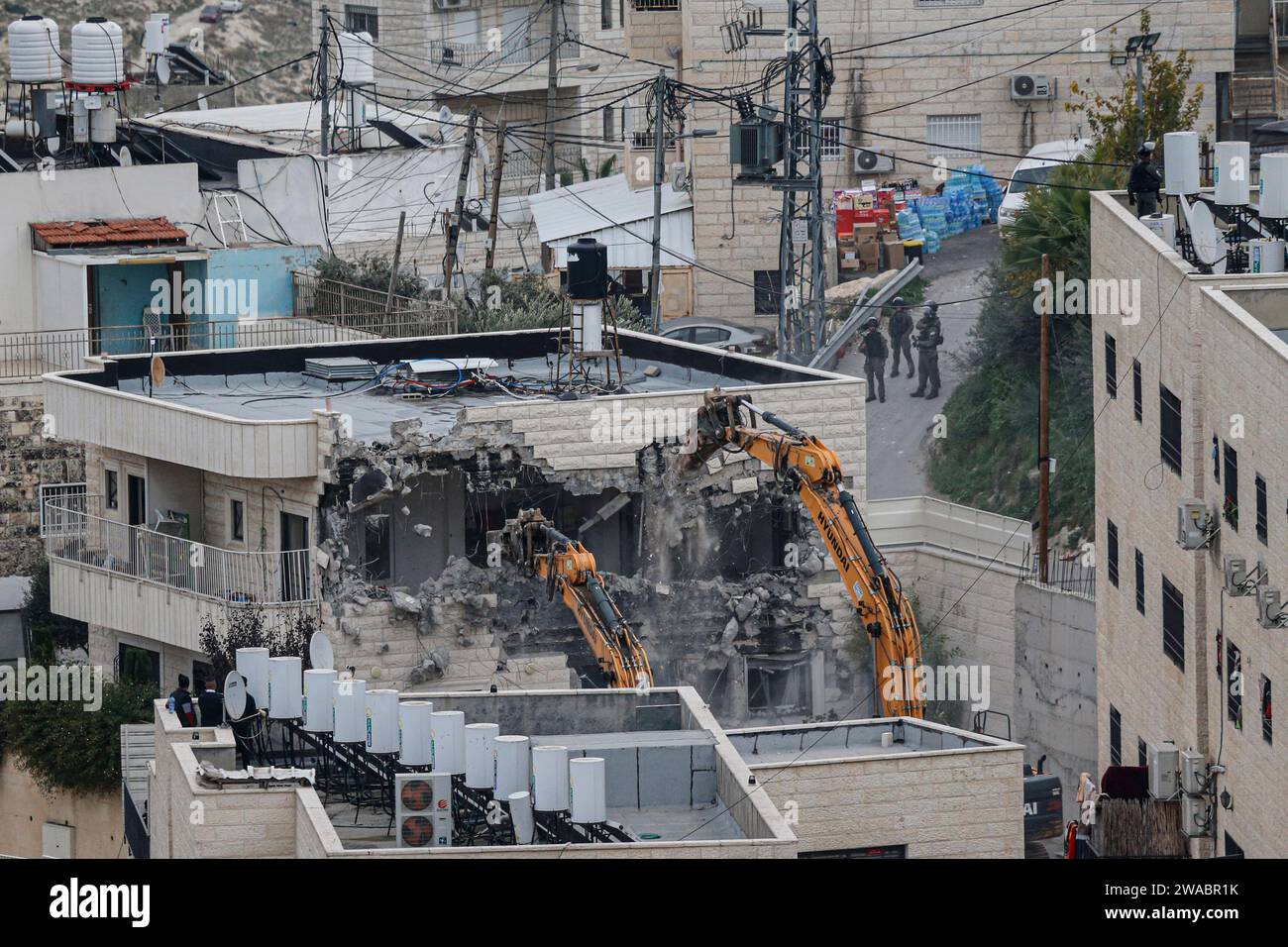 Jerusalem, Israel. Januar 2024. Israelische Truppen zerstören ein Gebäude eines Palästinensers in Jerusalem. Israelische Truppen verhaften Palästinenser, die gegen den Abriss ihrer Gebäude protestieren, die sie als unlizenziert in Jabel Mukaber in Ostjerusalem behaupteten. Quelle: SOPA Images Limited/Alamy Live News Stockfoto