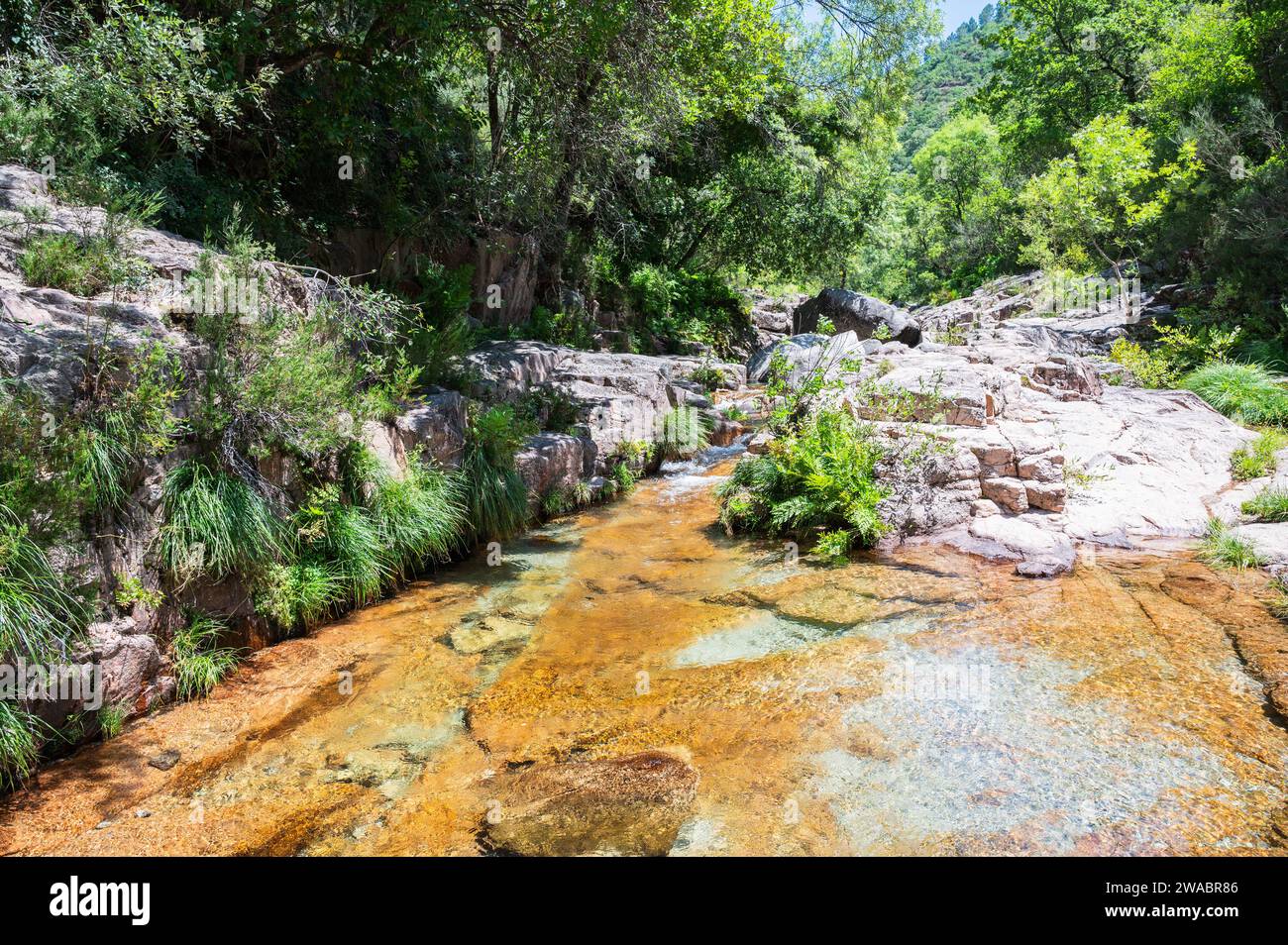 Gewässer des Wasserfalls Cascata do Tahiti oder auch als Fecha de Barcas bekannt in Nordportugal, in der Nähe von Ermida in der Region Braga, Peneda Geres Nationalpark Stockfoto