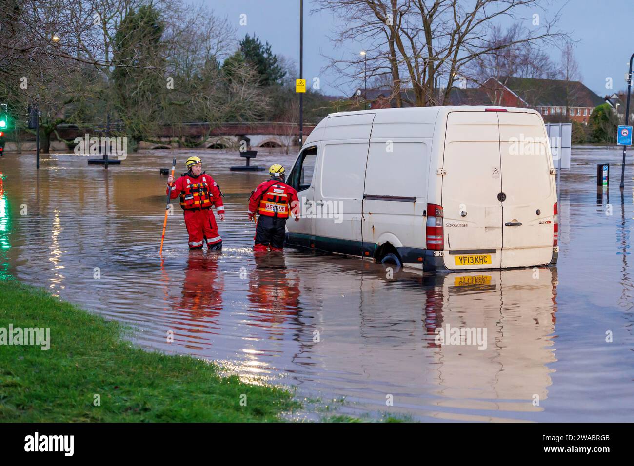 Zu Beginn des Jahres 2024 sah Sturm Henk große Teile der Midlands nach schweren Überschwemmungen unter Wasser. Auf dem Bild sehen zwei Feuerwehrleute die Insassen eines Fahrzeugs, das in tiefem Wasser auf der B5000 tamworth Road im Dorf Polesworth, North Warwickshire, gestrandet war, wo Fahrzeuge im tiefen Wasser eingeschlossen waren. Stockfoto